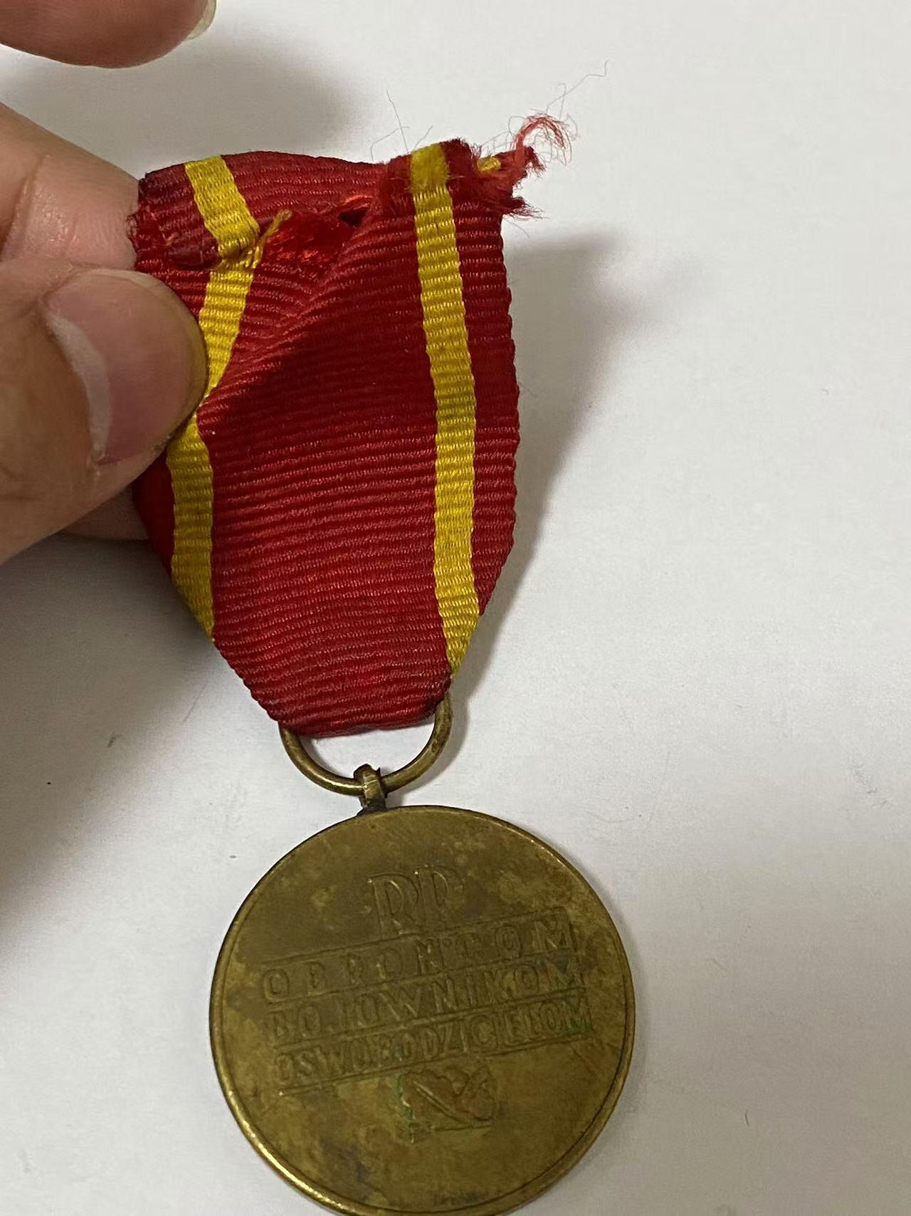 苏联勋章奖章拍卖11月16日晚上九点结束在麦稀奇 找不到的加我qq或者微信都是184277308备注苏章拍卖。最好加微信群每次都会通知还有提前可以一口价的 最近会持续拍卖一些东西。 波兰奖章
