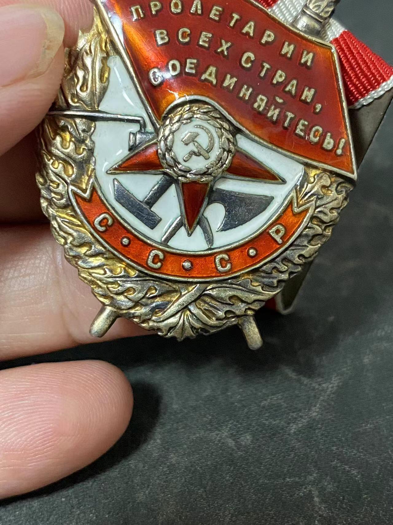 苏联勋章奖章拍卖11月16日晚上九点结束在麦稀奇 找不到的加我qq或者微信都是184277308备注苏章拍卖。最好加微信群每次都会通知还有提前可以一口价的 最近会持续拍卖一些东西。 苏联红旗勋章二战 130516 服役获得 上珐琅左边底部边缘字母E下面，右边缘  ，第三排字母字母O下面 均有些小瑕疵 第一批服役红旗44年颁发上校 Шептунов Павел Филиппович 上校 参加过内战 通过别的章的奖励卡可以看出。训练预备君官 为游击队和前线部队提供优秀君官 