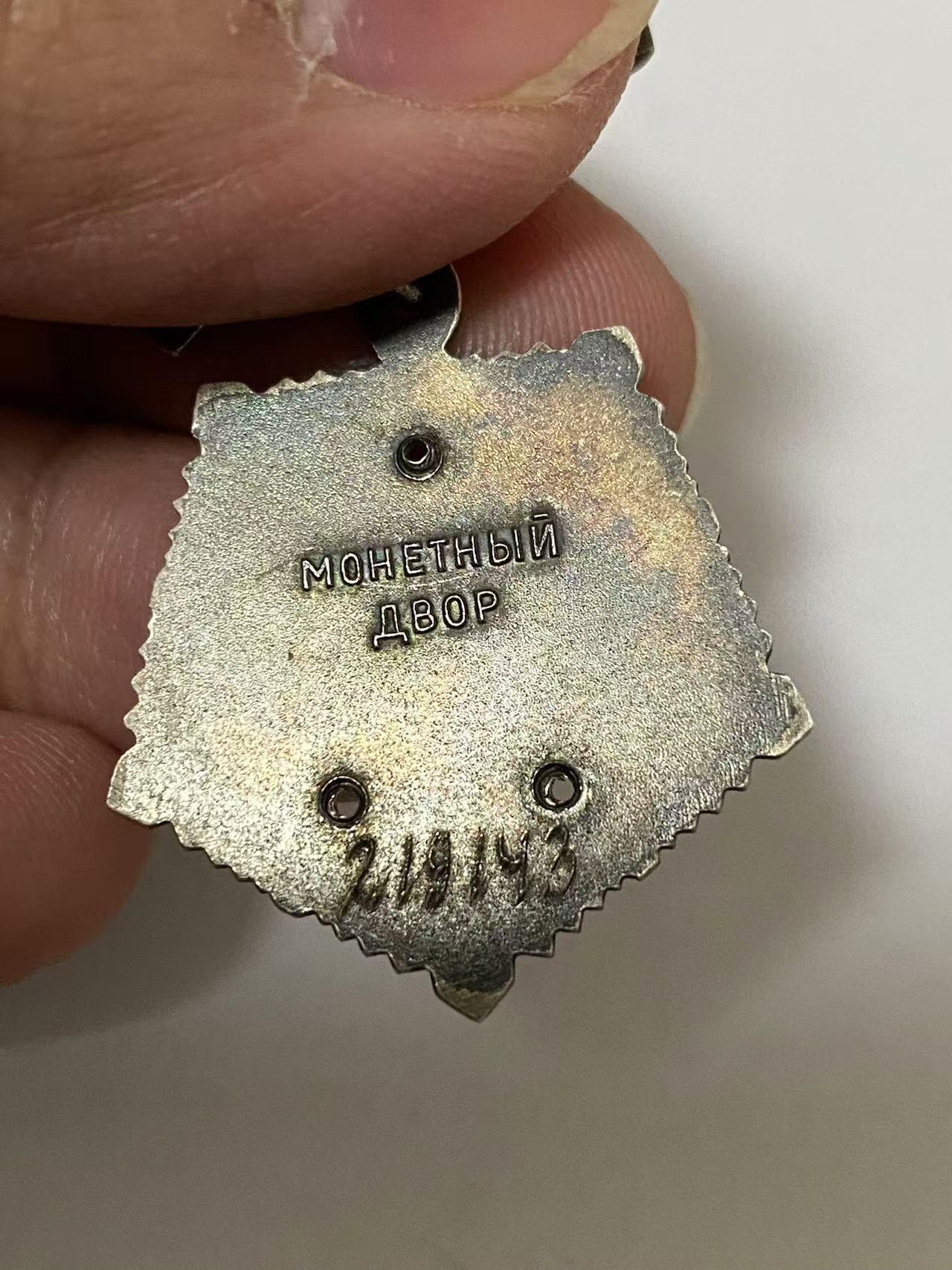 苏联勋章奖章拍卖11月16日晚上九点结束在麦稀奇 找不到的加我qq或者微信都是184277308备注苏章拍卖。最好加微信群每次都会通知还有提前可以一口价的 最近会持续拍卖一些东西。 英雄母亲 219143 珐琅很好佩戴痕迹 没有金星 原环未开