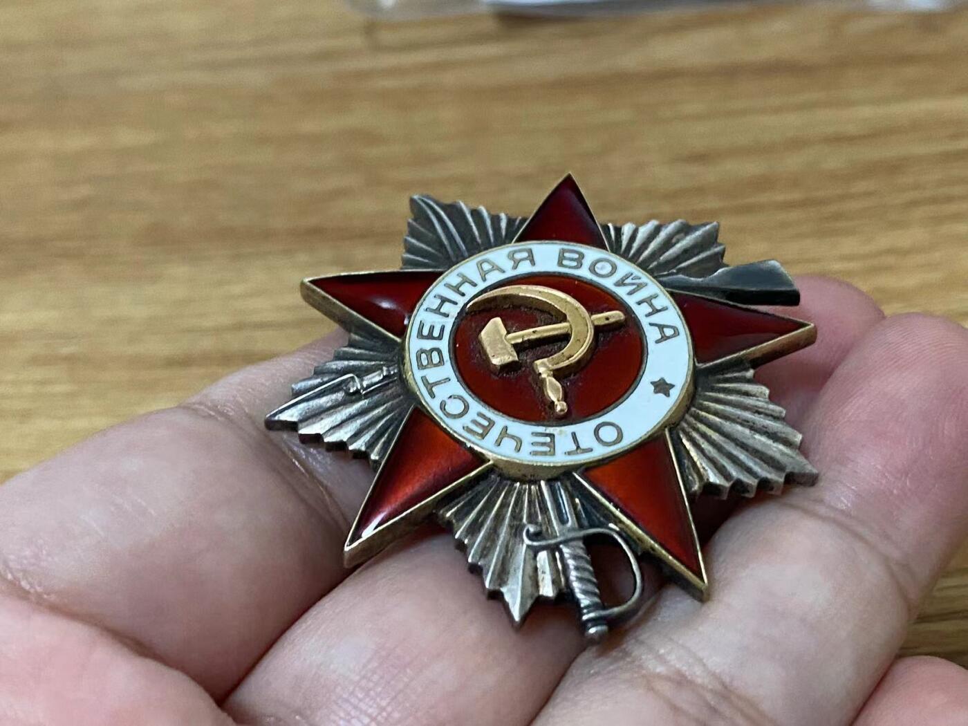 苏联勋章奖章拍卖11月16日晚上九点结束在麦稀奇 找不到的加我qq或者微信都是184277308备注苏章拍卖。最好加微信群每次都会通知还有提前可以一口价的 最近会持续拍卖一些东西。 苏联二级为国追授898191解放克里木战斗中火炮灭30后用冲锋抢又5 迫击炮连分队长Пономаренко Алексей Иванович  品相很好 没有磕碰登记卡没翻译里面写明了追授给父亲  奖励卡翻译了 可以查到名单在这场战斗后不久细绳 没有发到他的手上。