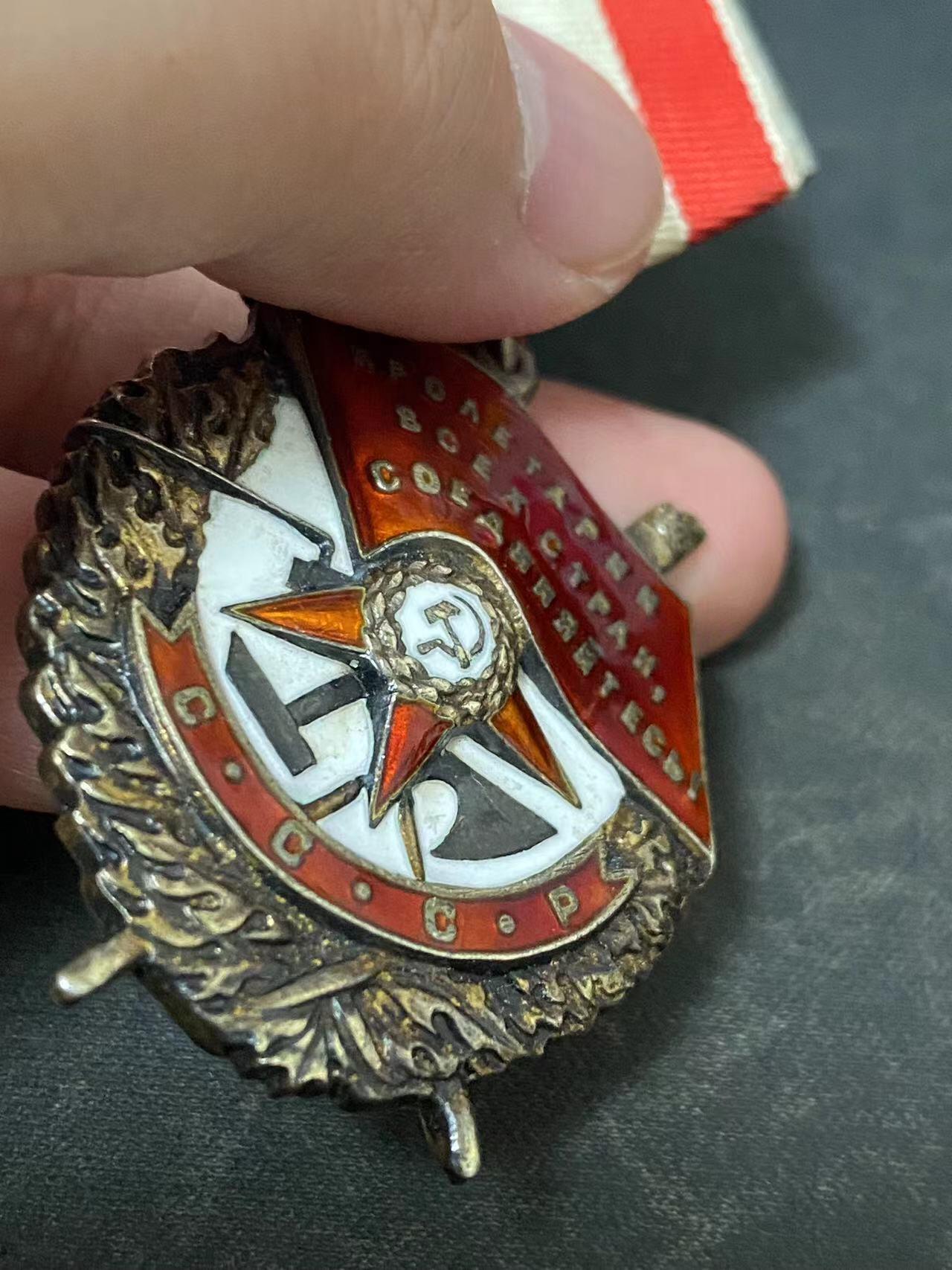 苏联勋章奖章拍卖11月16日晚上九点结束在麦稀奇 找不到的加我qq或者微信都是184277308备注苏章拍卖。最好加微信群每次都会通知还有提前可以一口价的 最近会持续拍卖一些东西。 苏联二战红旗勋章 129164 早期颁发 第一批服役获得 1920年参君  极品品相 珐琅完美 无磕碰无明显佩戴痕迹 原环 白钢挂 这个号段，这个品相无敌 海君上校 Никитин Семен Афанасьевич 有登记卡 奖励卡 没什么内容没翻译 机翻即可  为BBMY海君军事学院高级教员还获得过列宁，保卫列宁格勒，保卫高加索等。