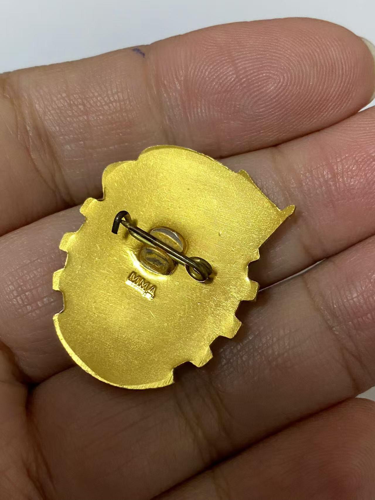 苏联勋章奖章拍卖11月16日晚上九点结束在麦稀奇 找不到的加我qq或者微信都是184277308备注苏章拍卖。最好加微信群每次都会通知还有提前可以一口价的 最近会持续拍卖一些东西。 苏联小徽章 挺有意思的