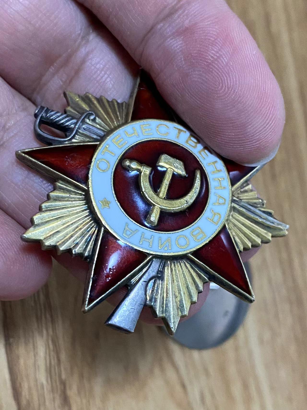 苏联勋章奖章拍卖11月16日晚上九点结束在麦稀奇 找不到的加我qq或者微信都是184277308备注苏章拍卖。最好加微信群每次都会通知还有提前可以一口价的 最近会持续拍卖一些东西。 苏联一级为国85版 1748054--1748055两枚连号 1748054品相完美 珐琅无磕碰  镀金也非常好  1748055 左，左下，右下角都有磕碰 镀金非常好 一级连号的比较少 非常好的藏品