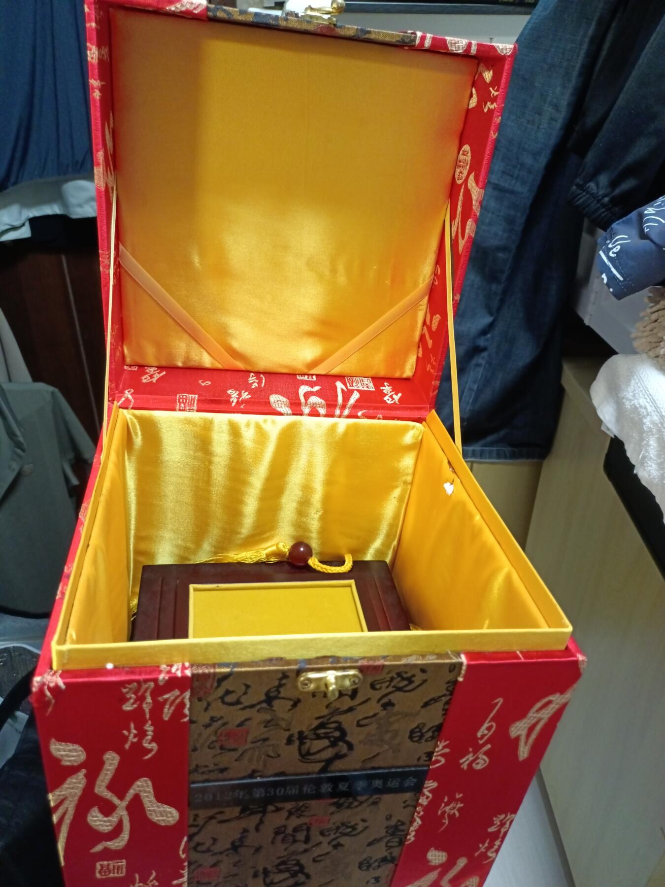 2012伦敦奥运玉玺和田青玉奥运徽宝  交易品介绍  尺寸10cm*10cm采用纯天然和田青玉为原料2012伦敦奥运徽宝以天恩八旬之宝乾隆帝御宝交龙钮玉玺为原型。伦敦奥运会元素为背景采用手工玉雕工艺金镶玉工艺重约3.5公斤.必将成为和田玉收藏界一颗明珠.收藏价值潜力无限.