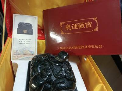 2012伦敦奥运玉玺和田青玉奥运徽宝  交易品介绍  尺寸10cm*10cm采用纯天然和田青玉为原料2012伦敦奥运徽宝以天恩八旬之宝乾隆帝御宝交龙钮玉玺为原型。伦敦奥运会元素为背景采用手工玉雕工艺金镶玉工艺重约3.5公斤.必将成为和田玉收藏界一颗明珠.收藏价值潜力无限. - 2012伦敦奥运玉玺和田青玉奥运徽宝  交易品介绍  尺寸10cm*10cm采用纯天然和田青玉为原料2012伦敦奥运徽宝以天恩八旬之宝乾隆帝御宝交龙钮玉玺为原型。伦敦奥运会元素为背景采用手工玉雕工艺金镶玉工艺重约3.5公斤.必将成为和田玉收藏界一颗明珠.收藏价值潜力无限.