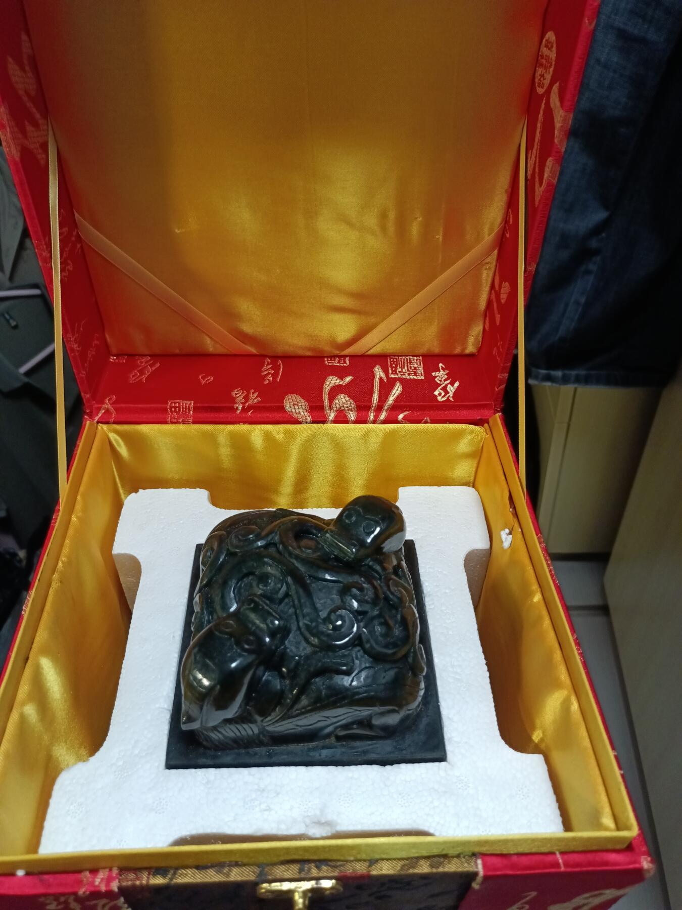 2012伦敦奥运玉玺和田青玉奥运徽宝  交易品介绍  尺寸10cm*10cm采用纯天然和田青玉为原料2012伦敦奥运徽宝以天恩八旬之宝乾隆帝御宝交龙钮玉玺为原型。伦敦奥运会元素为背景采用手工玉雕工艺金镶玉工艺重约3.5公斤.必将成为和田玉收藏界一颗明珠.收藏价值潜力无限.