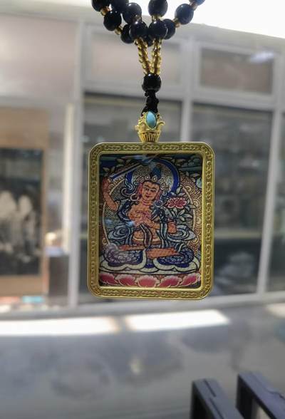 藏传热贡手绘唐卡文殊菩萨纯天然颜料手工绘制，非印刷，生肖兔本命佛护法！画工流畅色泽饱满沉稳！银鎏金镶嵌！尺寸:5.1cm*4.1cm*0.8cm - 藏传热贡手绘唐卡文殊菩萨纯天然颜料手工绘制，非印刷，生肖兔本命佛护法！画工流畅色泽饱满沉稳！银鎏金镶嵌！尺寸:5.1cm*4.1cm*0.8cm