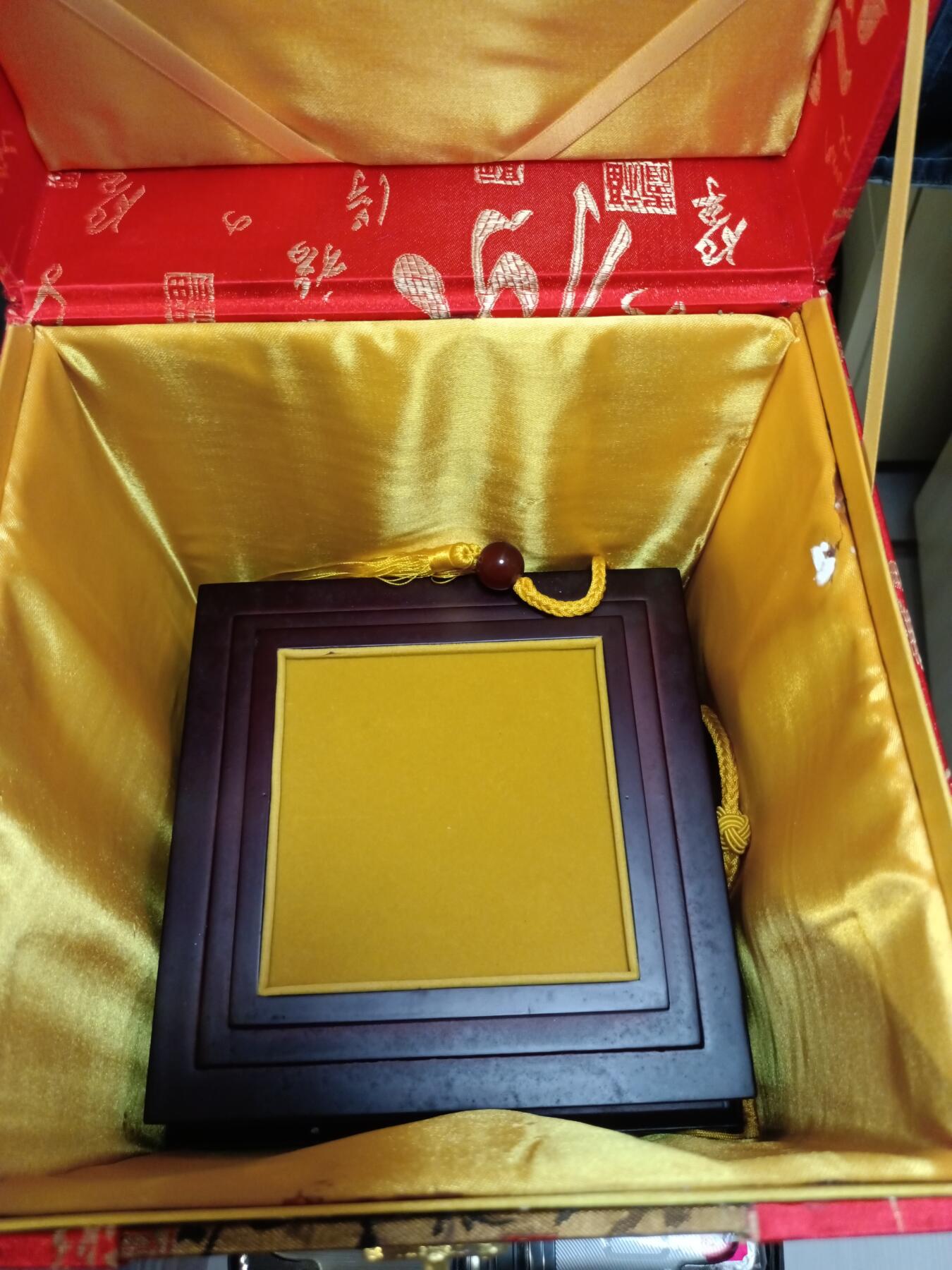 2012伦敦奥运玉玺和田青玉奥运徽宝  交易品介绍  尺寸10cm*10cm采用纯天然和田青玉为原料2012伦敦奥运徽宝以天恩八旬之宝乾隆帝御宝交龙钮玉玺为原型。伦敦奥运会元素为背景采用手工玉雕工艺金镶玉工艺重约3.5公斤.必将成为和田玉收藏界一颗明珠.收藏价值潜力无限.