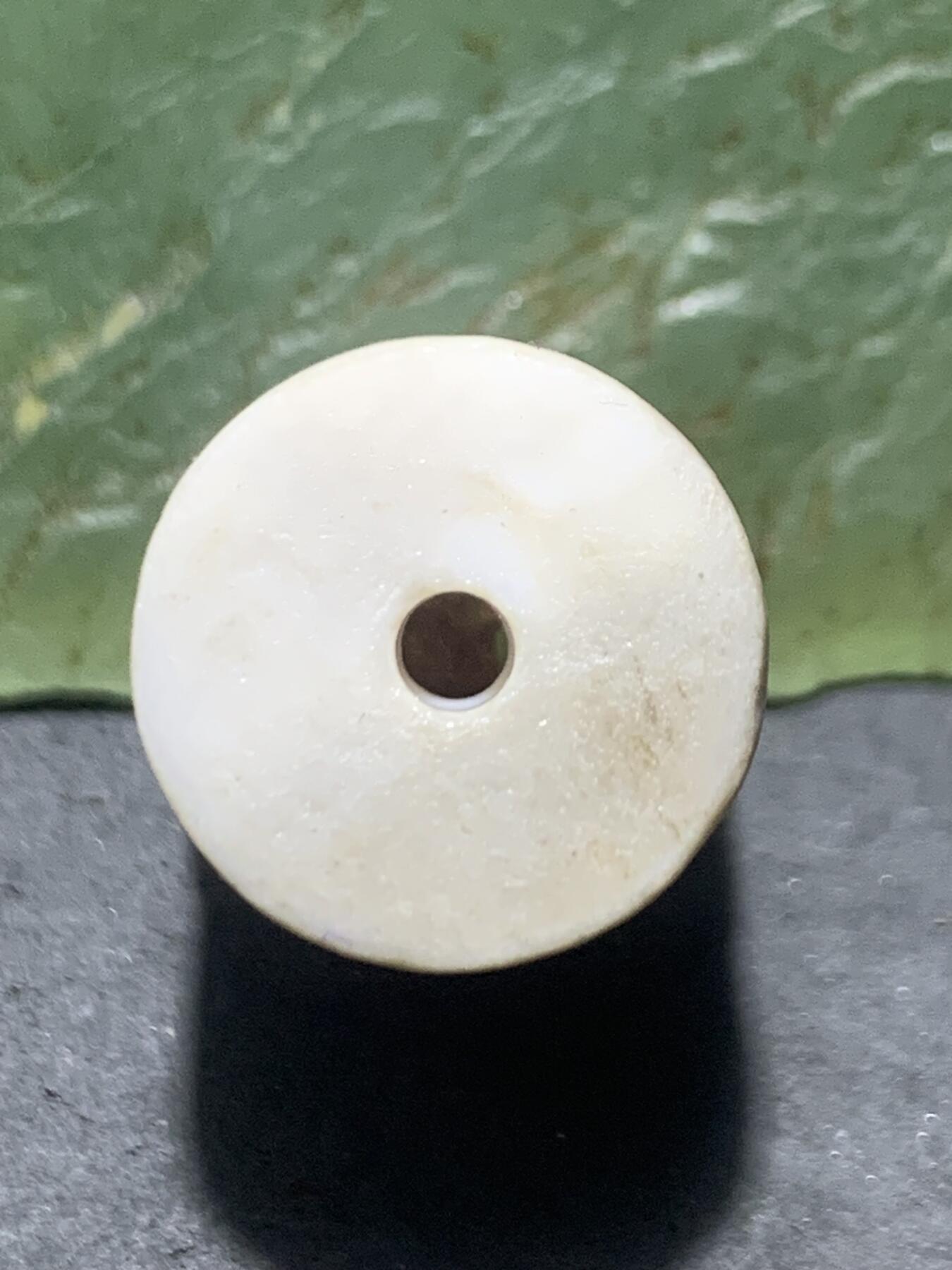 精品亚光一线药师玛瑙手工雕刻羽毛随形桶珠一颗