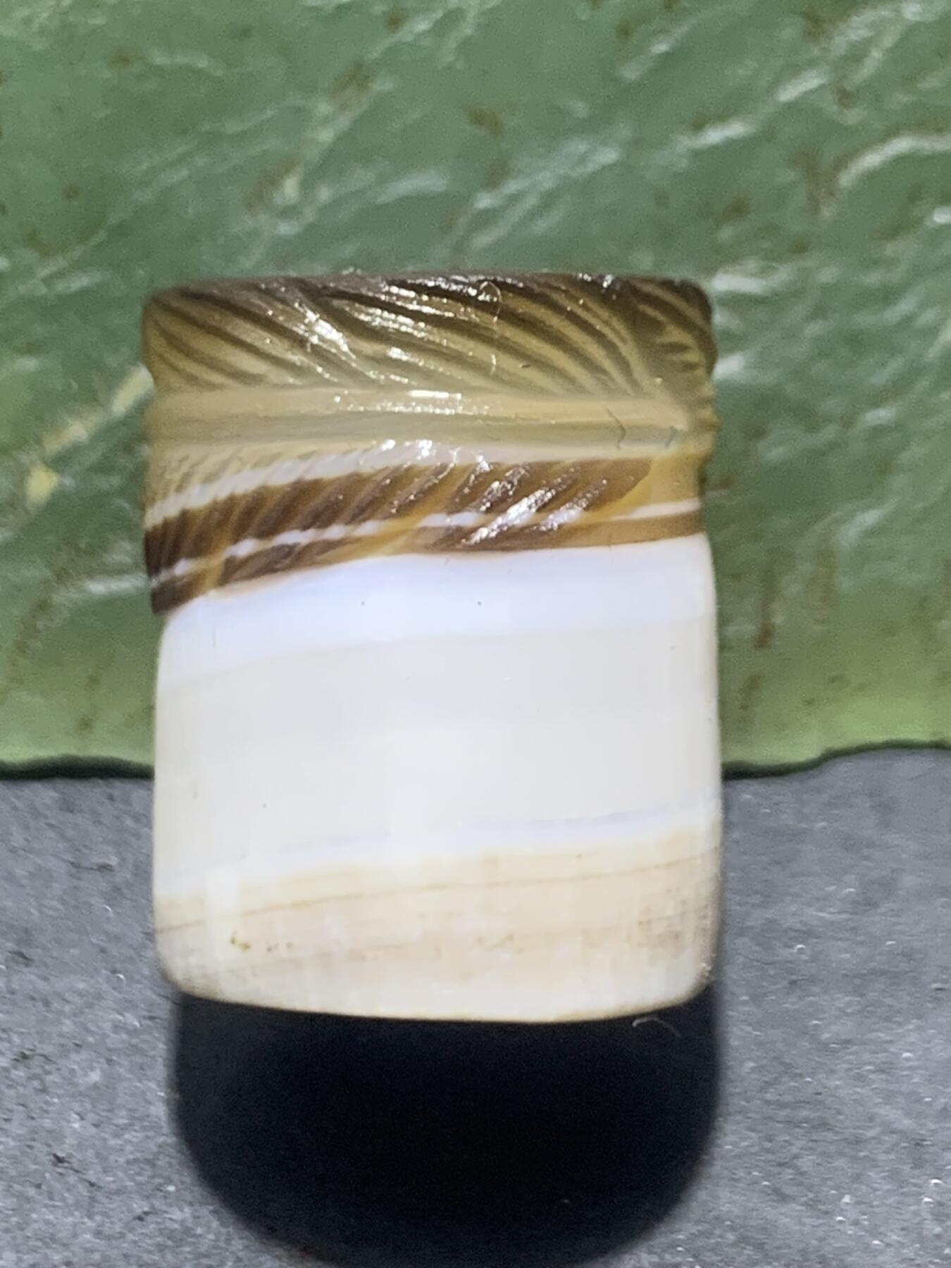 精品亚光一线药师玛瑙手工雕刻羽毛随形桶珠一颗