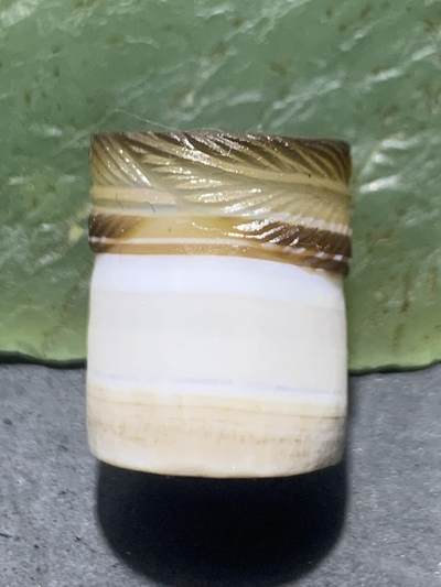 精品亚光一线药师玛瑙手工雕刻羽毛随形桶珠一颗 - 精品亚光一线药师玛瑙手工雕刻羽毛随形桶珠一颗