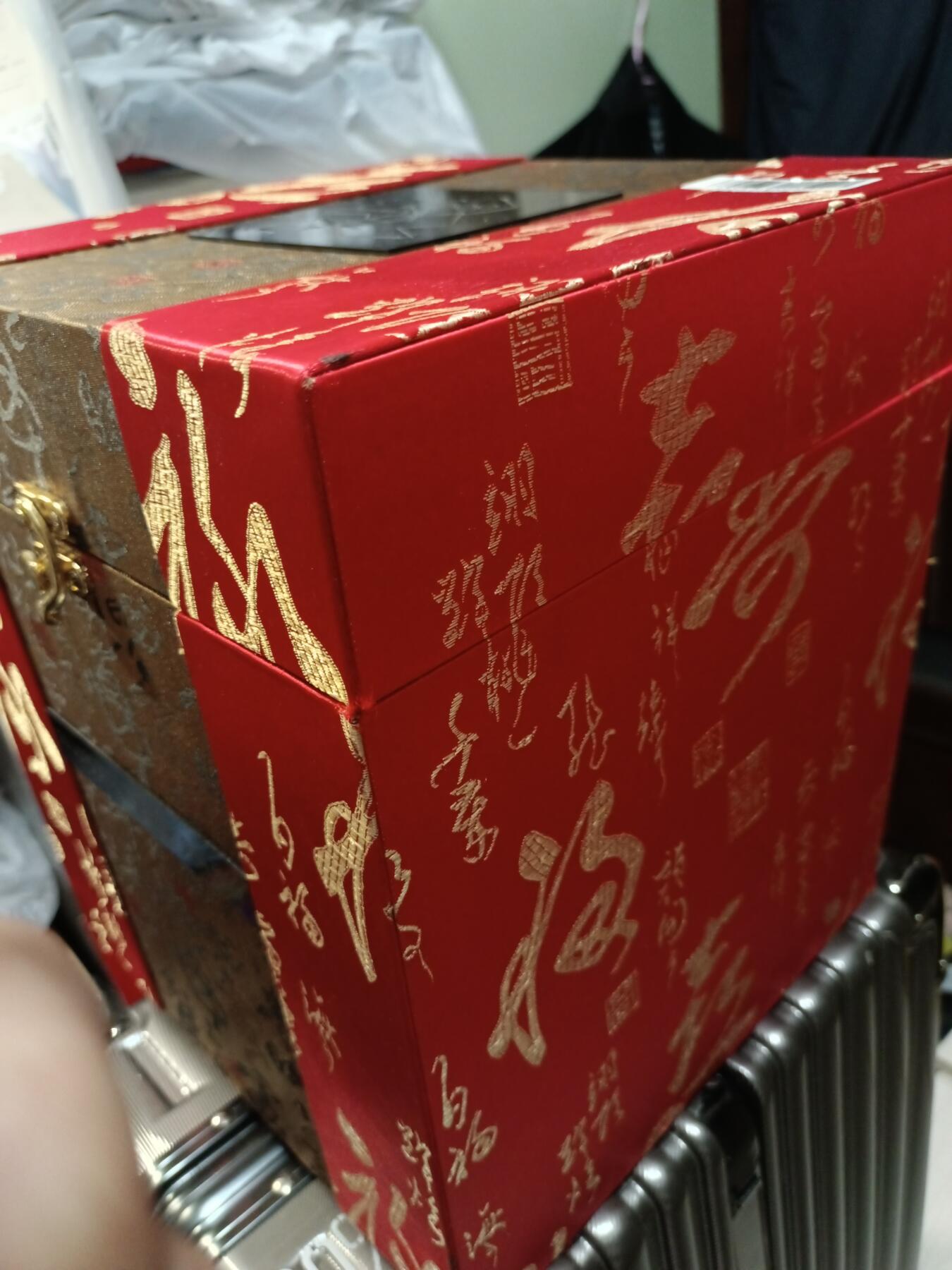 2012伦敦奥运玉玺和田青玉奥运徽宝  交易品介绍  尺寸10cm*10cm采用纯天然和田青玉为原料2012伦敦奥运徽宝以天恩八旬之宝乾隆帝御宝交龙钮玉玺为原型。伦敦奥运会元素为背景采用手工玉雕工艺金镶玉工艺重约3.5公斤.必将成为和田玉收藏界一颗明珠.收藏价值潜力无限.