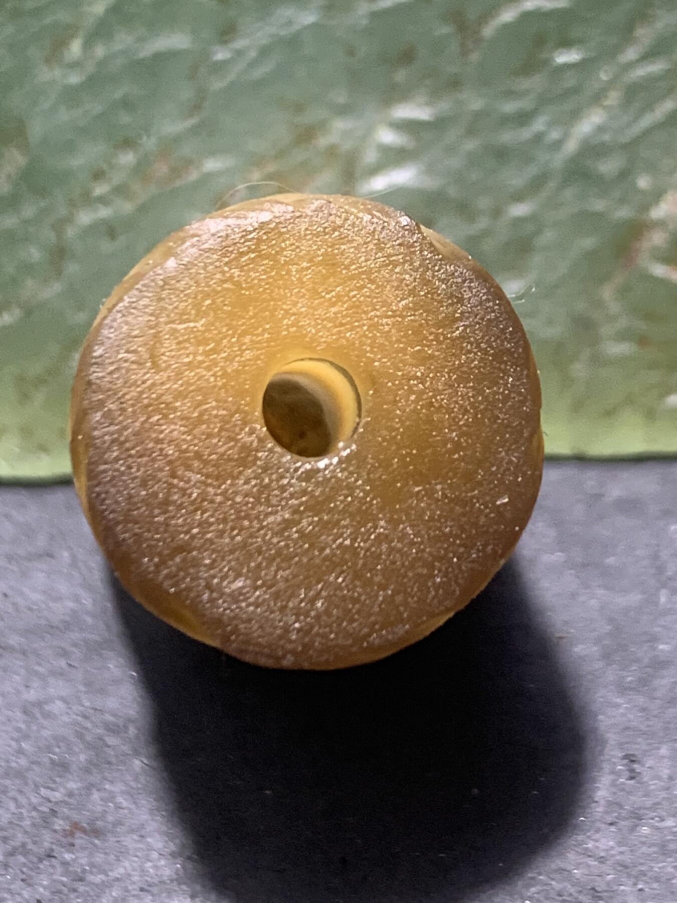 精品亚光一线药师玛瑙手工雕刻羽毛随形桶珠一颗