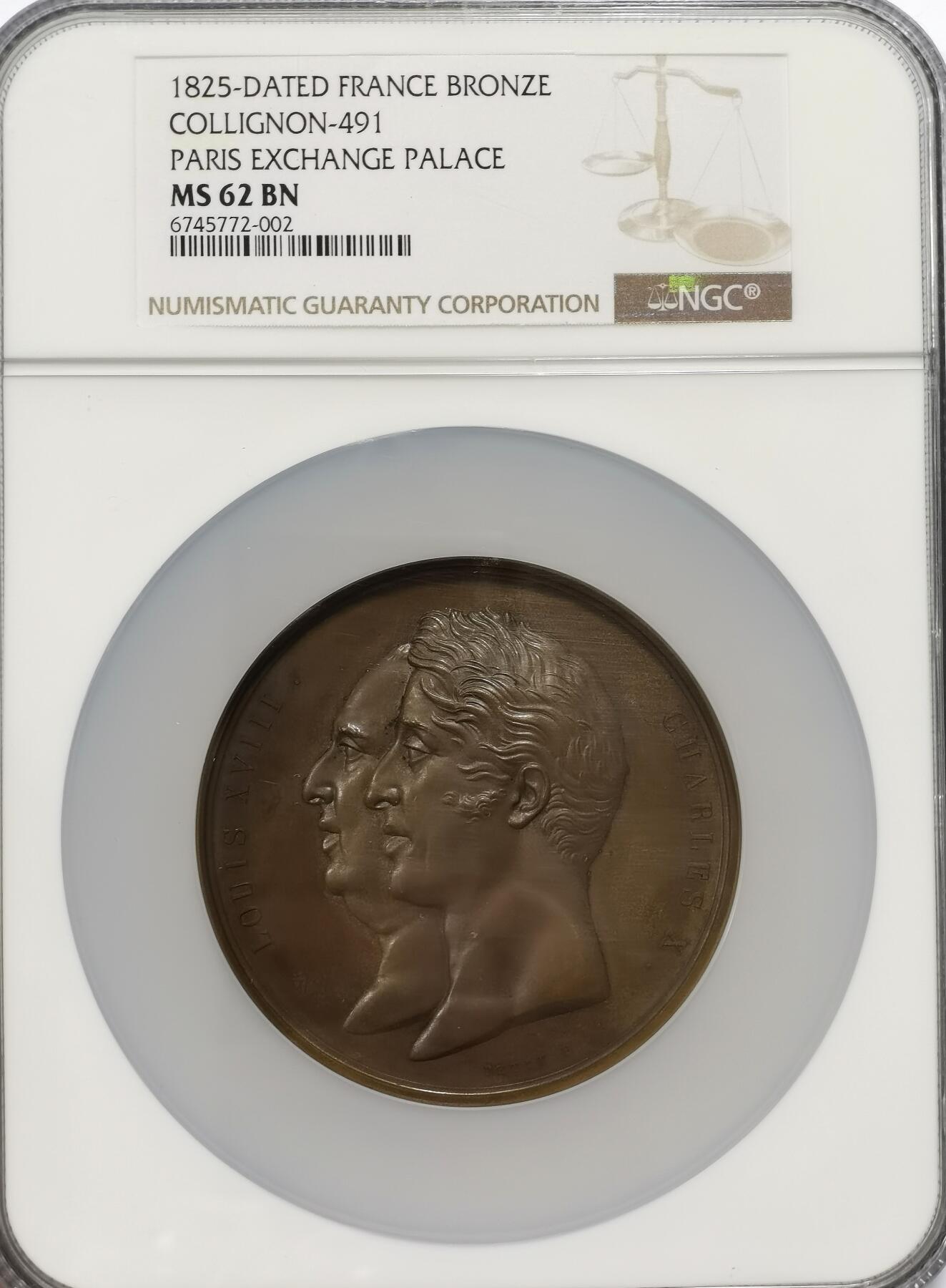 博洋堂世界钱币拍卖第099期（全场包邮） NGC MS62 法国1825年巴黎证券交易所竣工纪念铜章，雕刻家Petit作品，68mm，少见品种。正面是法国两代国王路易十八和查理十世，背面是巴黎女神将钥匙交给商神墨丘利和正义女神朱蒂提亚，背景里的建筑就是巴黎证券交易所。带木质原盒，典型的19世纪早期法国铜章原盒样式。盒子状态不太好，有开裂和粘合。