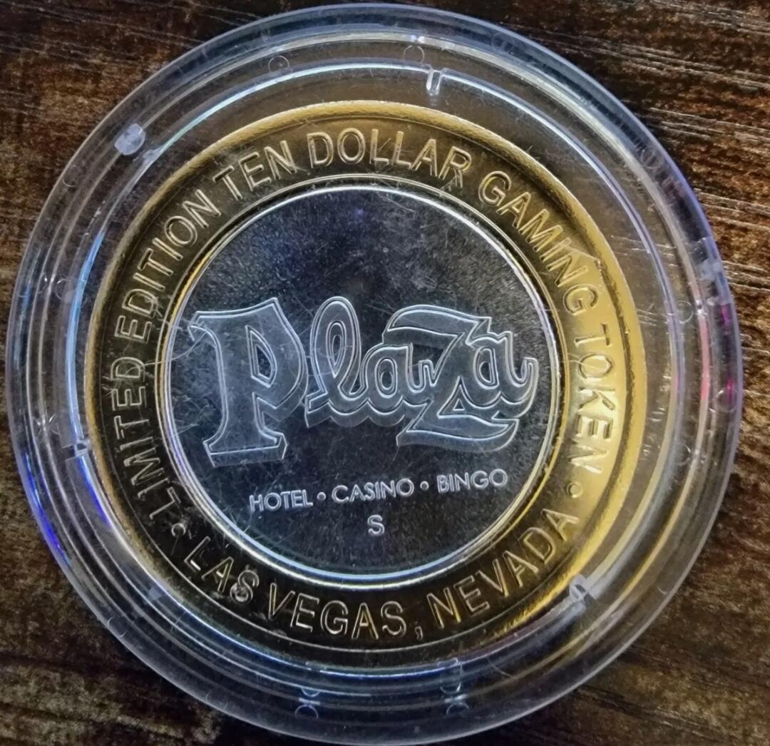 “旋转姜美人”双色银币（限量版）          美国10 Dollars 银币（拉斯维加斯“PLAZA PALACE”代币）。内圆白银，内径30mm，外环黄铜，外径42.5mm，总重量39克。