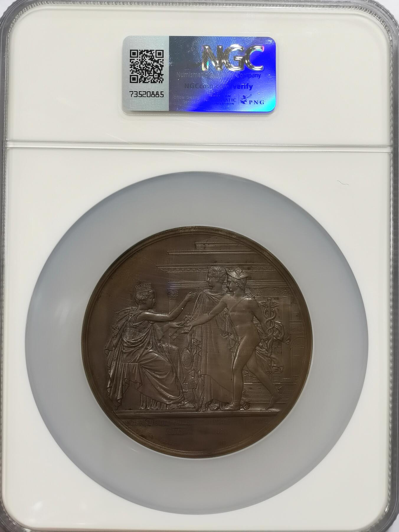 博洋堂世界钱币拍卖第099期（全场包邮） NGC MS62 法国1825年巴黎证券交易所竣工纪念铜章，雕刻家Petit作品，68mm，少见品种。正面是法国两代国王路易十八和查理十世，背面是巴黎女神将钥匙交给商神墨丘利和正义女神朱蒂提亚，背景里的建筑就是巴黎证券交易所。带木质原盒，典型的19世纪早期法国铜章原盒样式。盒子状态不太好，有开裂和粘合。