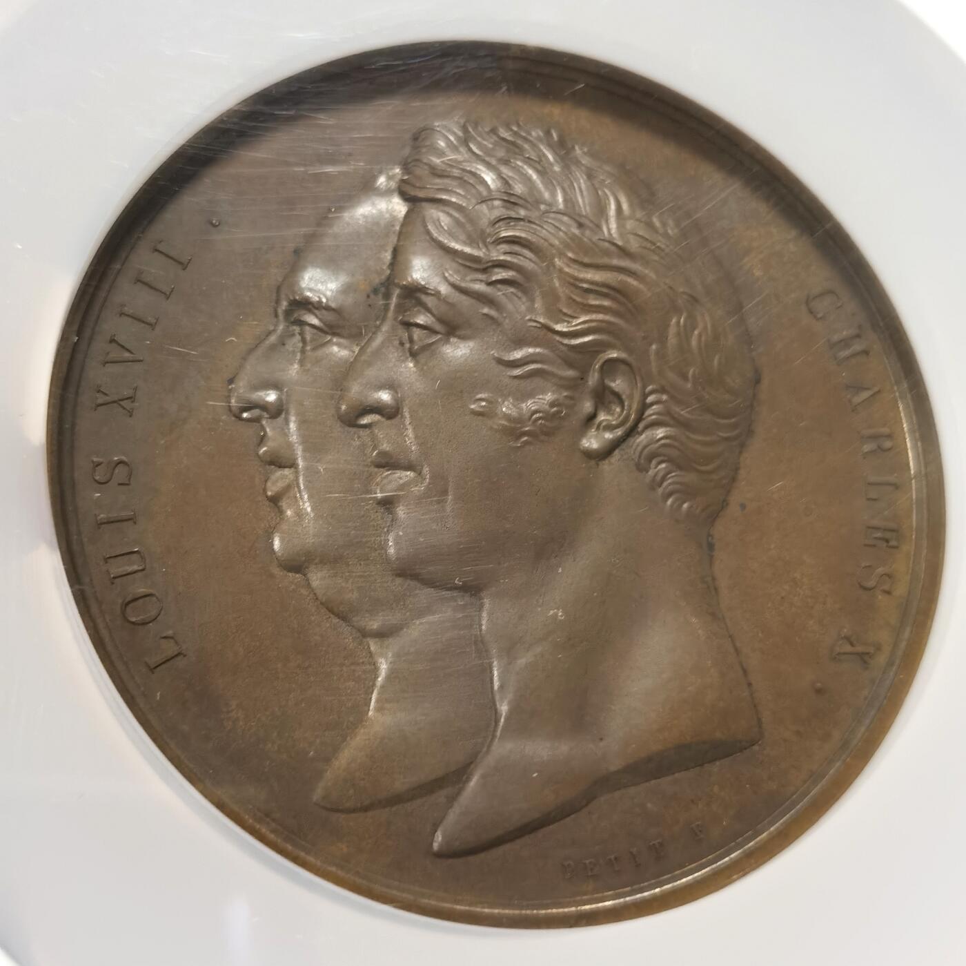 博洋堂世界钱币拍卖第099期（全场包邮） NGC MS62 法国1825年巴黎证券交易所竣工纪念铜章，雕刻家Petit作品，68mm，少见品种。正面是法国两代国王路易十八和查理十世，背面是巴黎女神将钥匙交给商神墨丘利和正义女神朱蒂提亚，背景里的建筑就是巴黎证券交易所。带木质原盒，典型的19世纪早期法国铜章原盒样式。盒子状态不太好，有开裂和粘合。