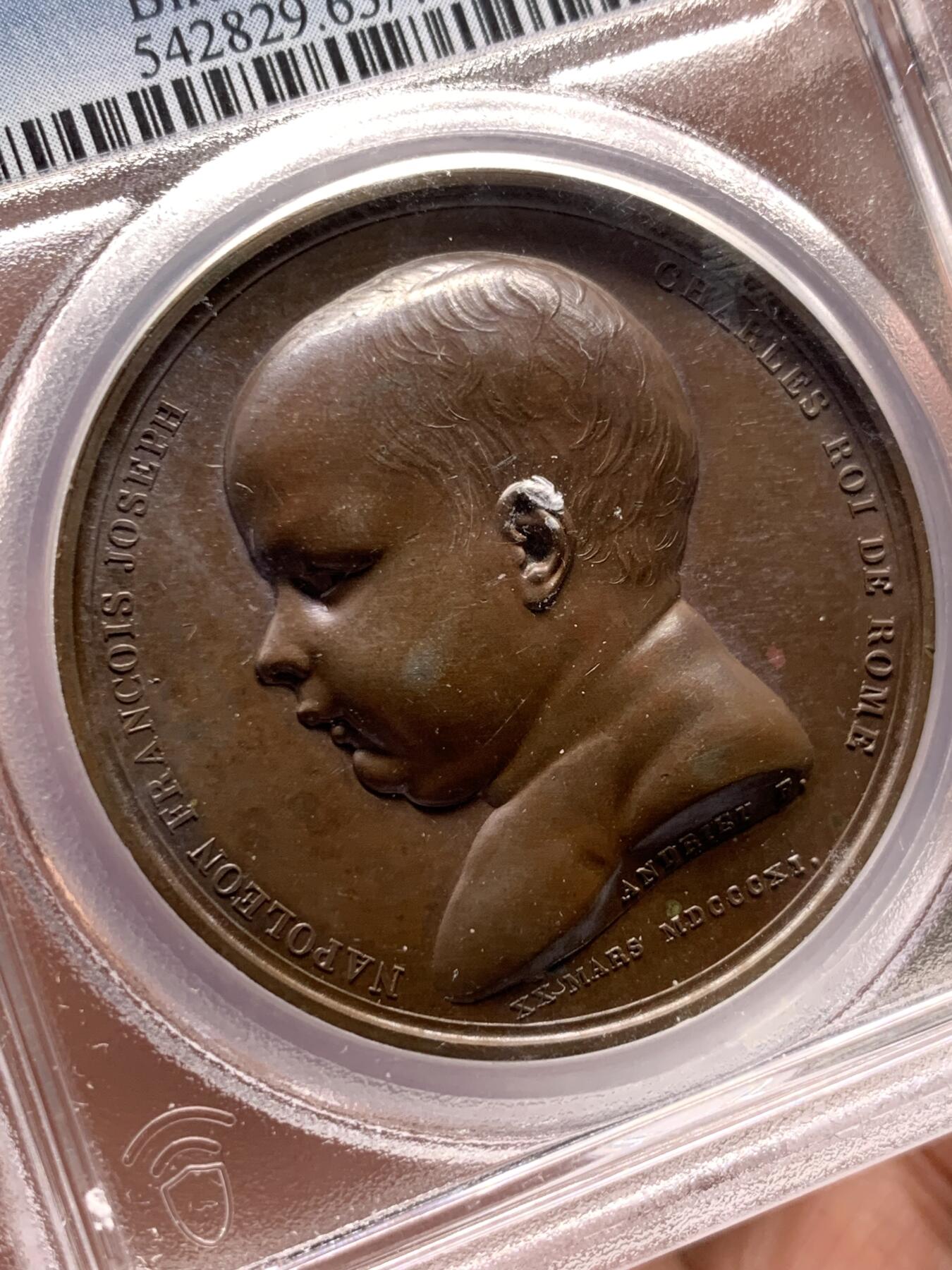 《竞宝斋》第326场 周日，周一，2场连拍 （全场包邮） PCGS SP63 法国1811拿破仑二世罗马王原铸铜章 拿破仑纪念儿子罗马王诞生 堪称拿破仑妻儿宫廷肖像画 一面是拿破仑妻子路易丝王后怀抱新生婴儿 另一面拿破仑二世圆滚滚婴孩可爱形象 与哈布斯堡王朝联姻的血脉 为比肩古罗马帝国 拿破仑授予儿子