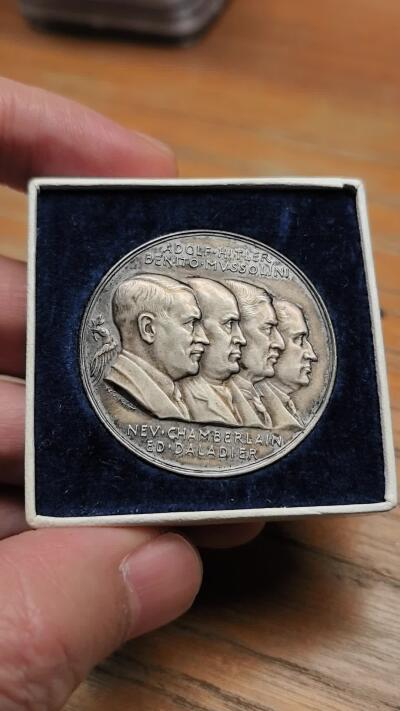凡希社世界钱币微拍第二百八十九期 荐！1938德国慕尼黑协定四巨头像纪念银章附原盒，品相绝佳，高阶藏家推荐，评级自估64起步。(视频参考)