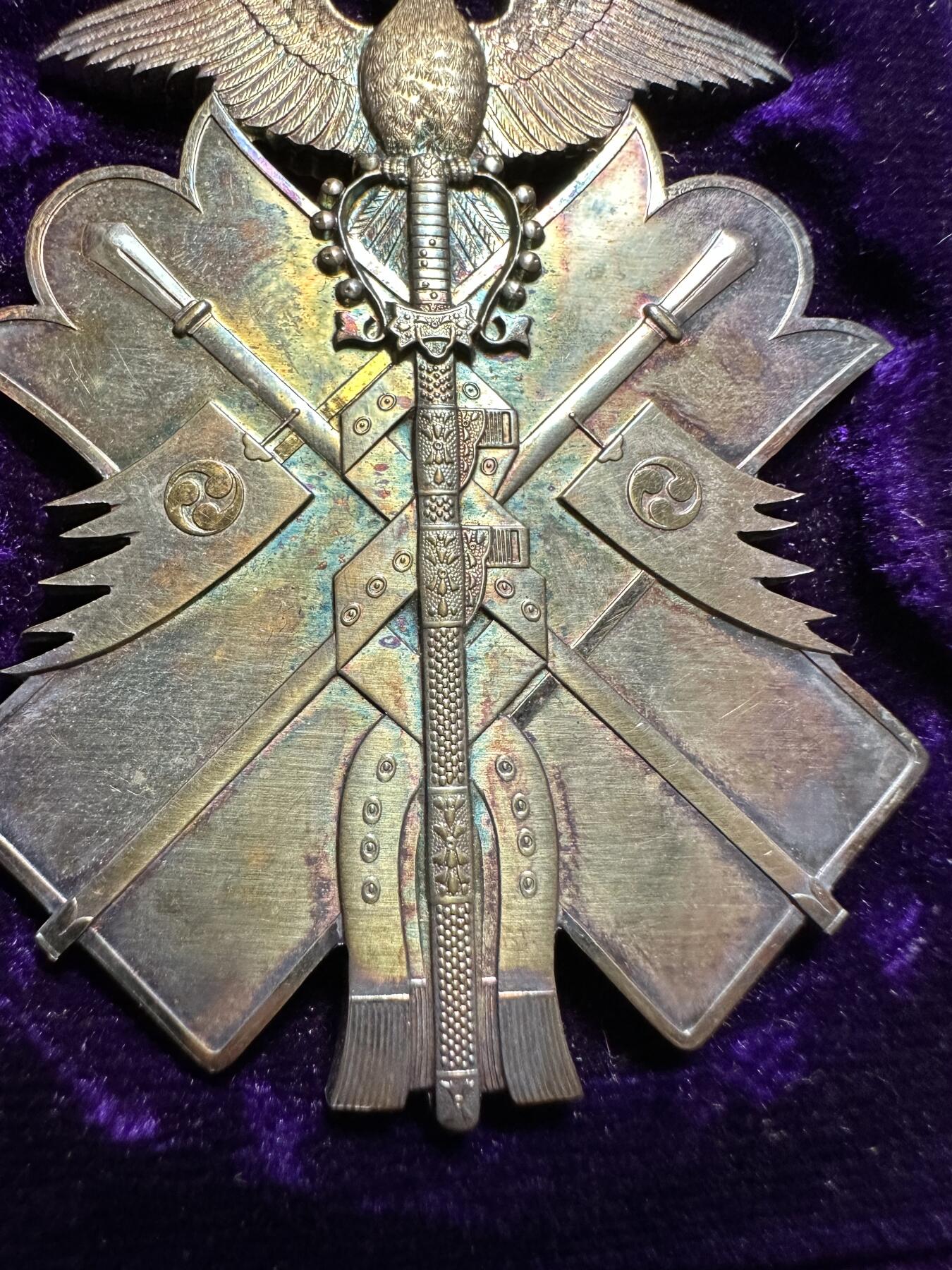 批量日本钱币，章 日本战时 极美品 六级金鵄章，银制带盒带略，少见
