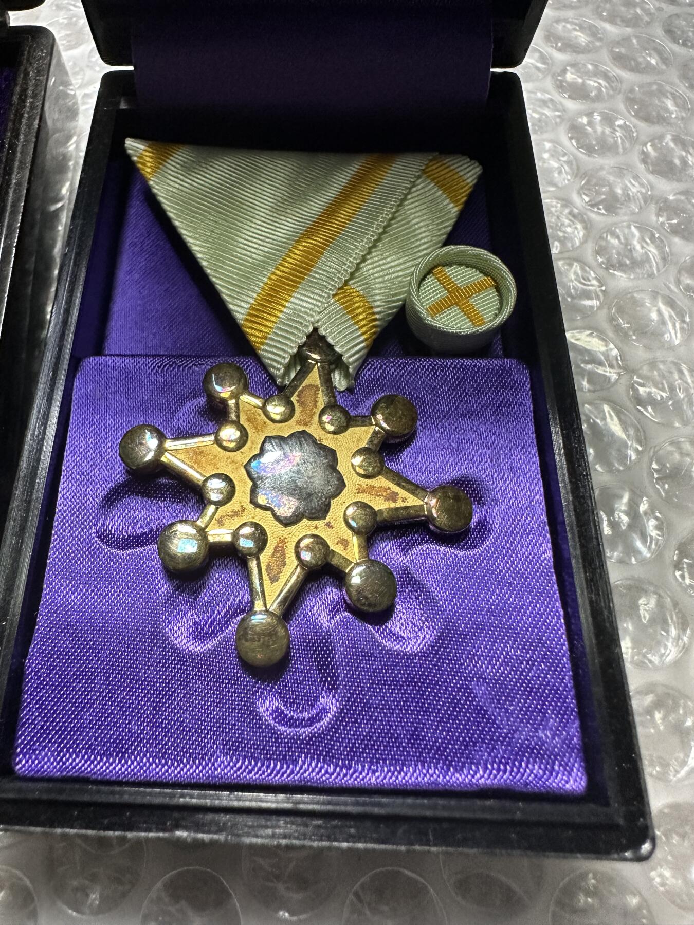 批量日本钱币，章 完整配套！七等青色桐叶章，七等瑞宝章，银制，全套了！原盒带略