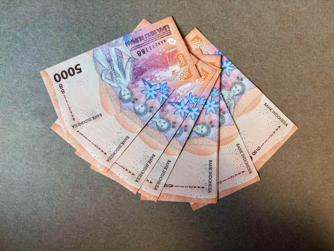 【Blue Auction】✨世界纸币精拍第576期【精】 【一组8张 AAA冠】印尼 新版5000卢比 全新UNC