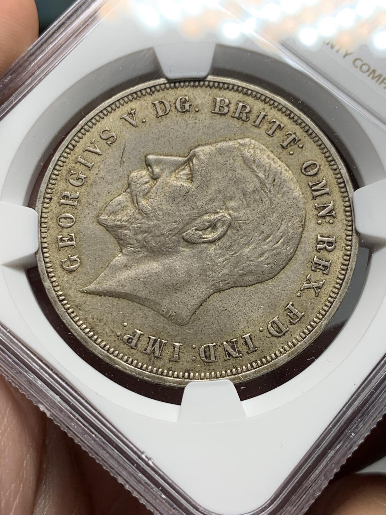 《竞宝斋》第326场 周日，周一，2场连拍 （全场包邮） NGC MS63 英国1935年 乔治五世克朗银币 木马剑的标志性包浆 细节犀利 铸打完整 很漂亮