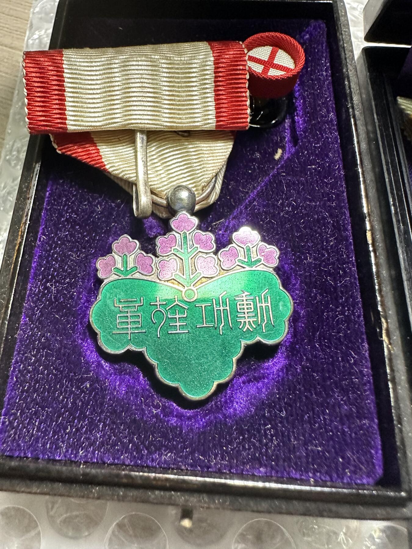 批量日本钱币，章 完整配套！七等青色桐叶章，七等瑞宝章，银制，全套了！原盒带略