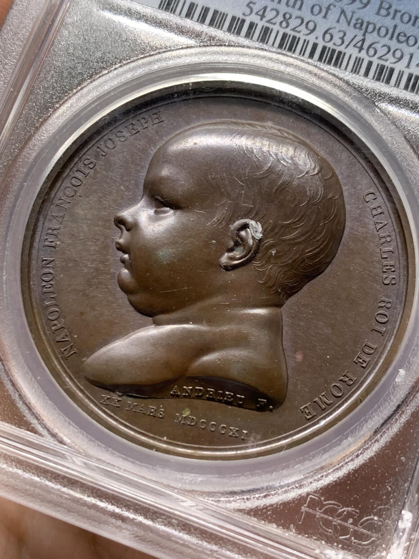 《竞宝斋》第326场 周日，周一，2场连拍 （全场包邮） PCGS SP63 法国1811拿破仑二世罗马王原铸铜章 拿破仑纪念儿子罗马王诞生 堪称拿破仑妻儿宫廷肖像画 一面是拿破仑妻子路易丝王后怀抱新生婴儿 另一面拿破仑二世圆滚滚婴孩可爱形象 与哈布斯堡王朝联姻的血脉 为比肩古罗马帝国 拿破仑授予儿子