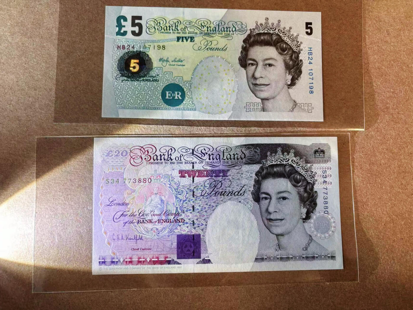 【Blue Auction】✨世界纸币精拍第576期【精】 【一组2张】英国 E序列再版5镑UNC&英国 E序列初版 皇冠版20镑 AU品相