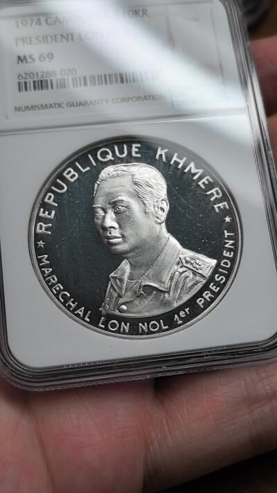 凡希社世界钱币微拍第二百八十九期 1974高棉共和国朗诺10000R大银NGC-MS69，实铸量普制更少，仅仅500枚，69比想象中难得太多，N冠军分。(视频参考)