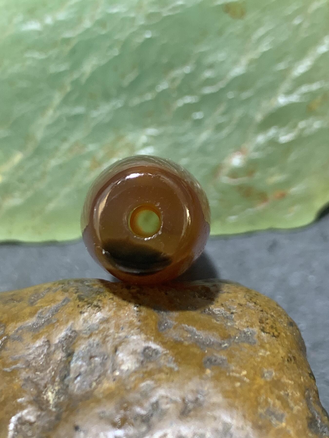精美亚光高玉化巴西玛瑙手工俏色巧雕仁字桶珠一个