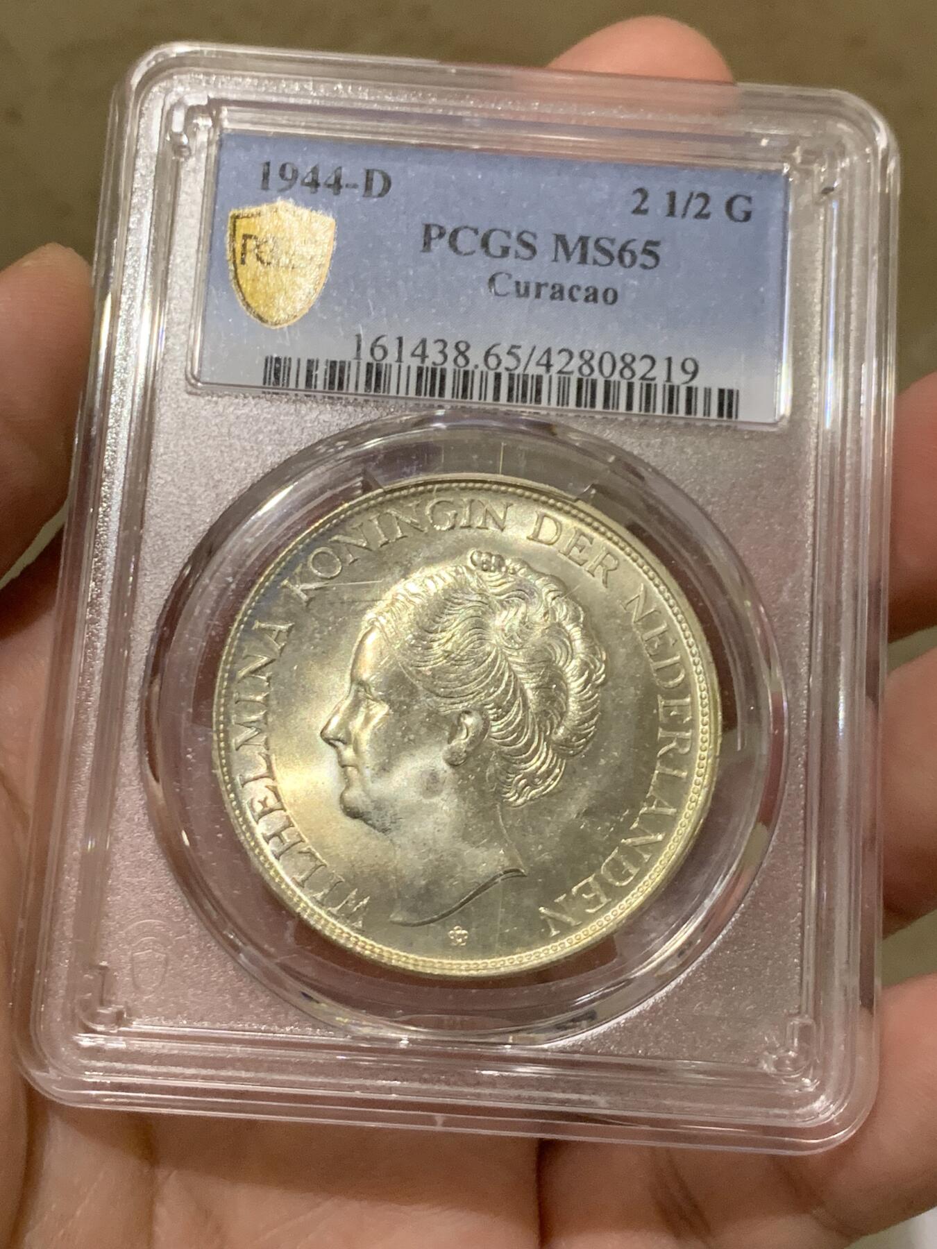 《竞宝斋》第327场 周日，周一，2场连拍 （全场包邮） PCGS MS65 荷属库拉索 1944年2.5盾大银币，一年版。十字曝光，状态极佳。更高分仅有4枚。HA拍卖P盒同分合人民币1864元成交