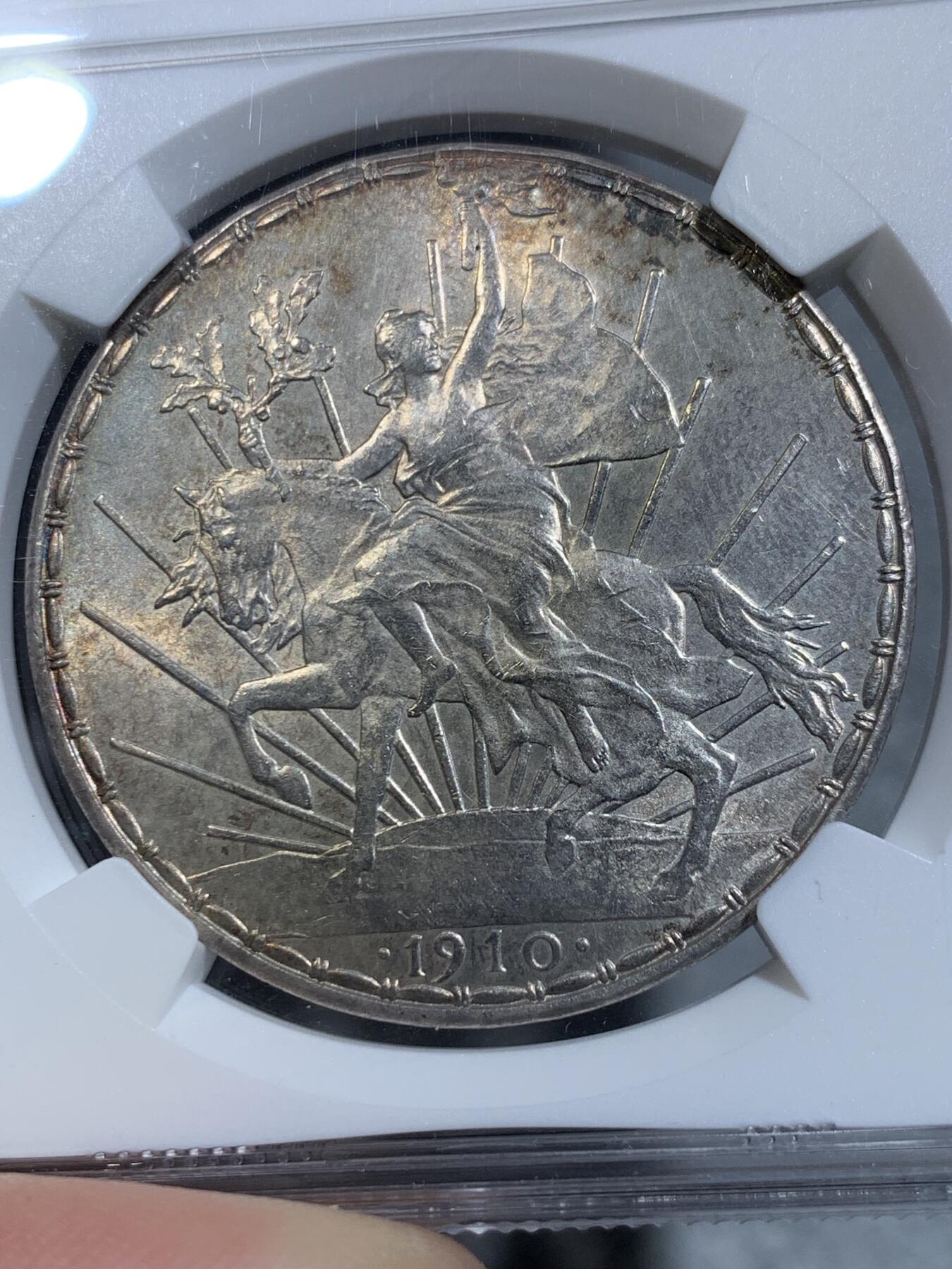 《竞宝斋》第326场 周日，周一，2场连拍 （全场包邮） NGC MS63 墨西哥1910年 美女骑马 1比索 鹰洋银币 首年版 外拍大热品种，持续上涨中 今年五月HA-MS63拍卖价格在1320美元。