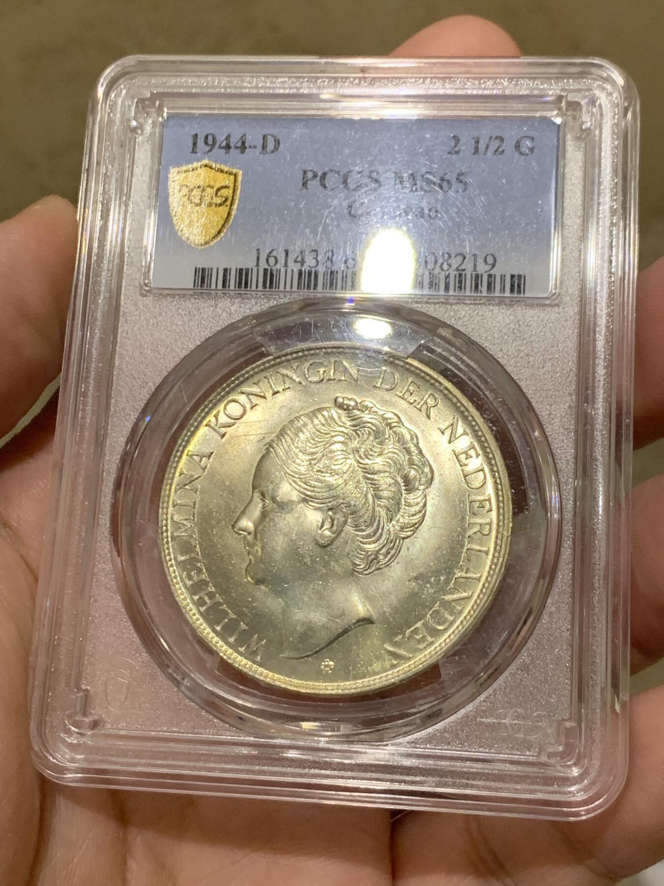 《竞宝斋》第327场 周日，周一，2场连拍 （全场包邮） PCGS MS65 荷属库拉索 1944年2.5盾大银币，一年版。十字曝光，状态极佳。更高分仅有4枚。HA拍卖P盒同分合人民币1864元成交