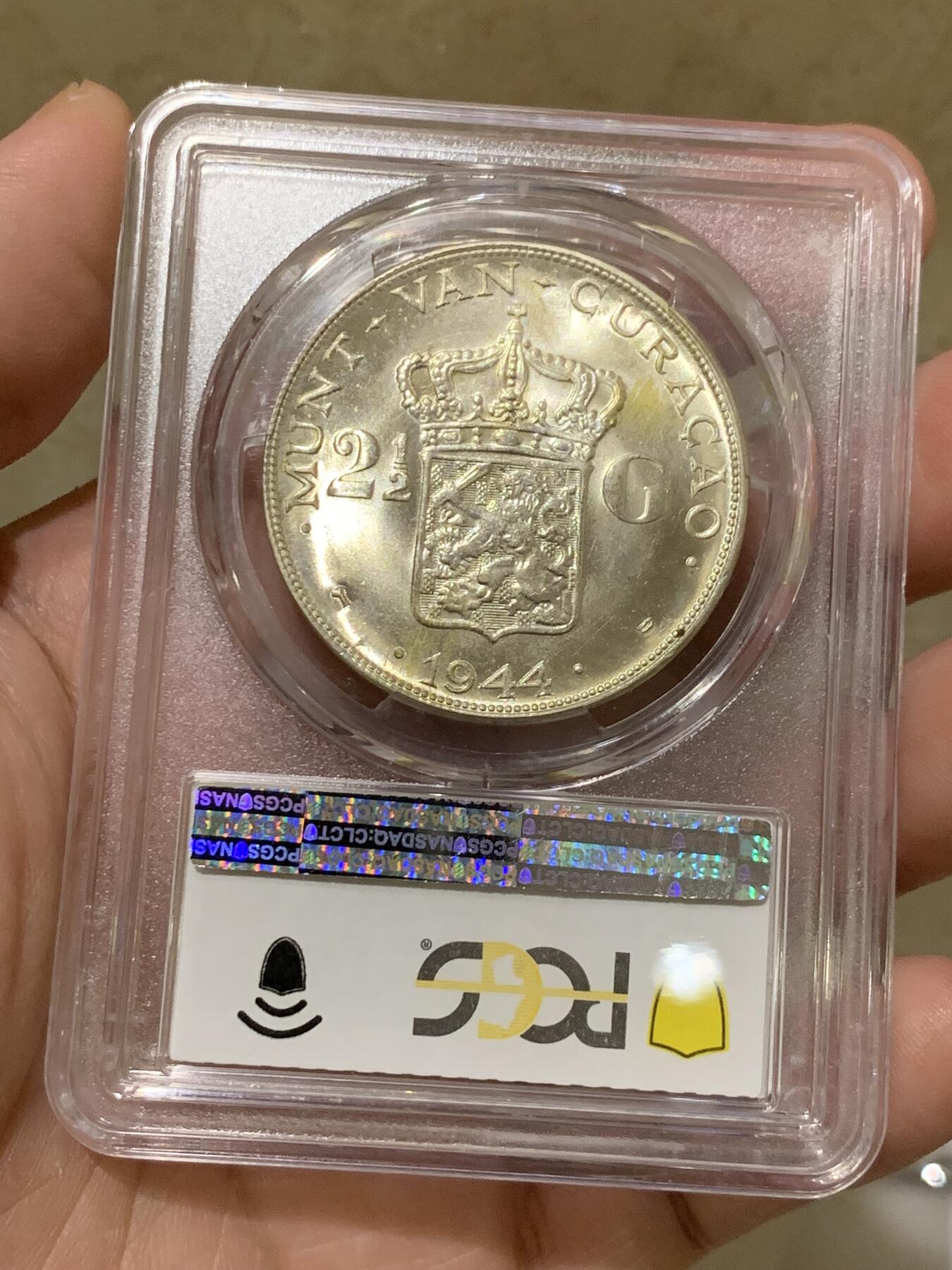 《竞宝斋》第327场 周日，周一，2场连拍 （全场包邮） PCGS MS65 荷属库拉索 1944年2.5盾大银币，一年版。十字曝光，状态极佳。更高分仅有4枚。HA拍卖P盒同分合人民币1864元成交