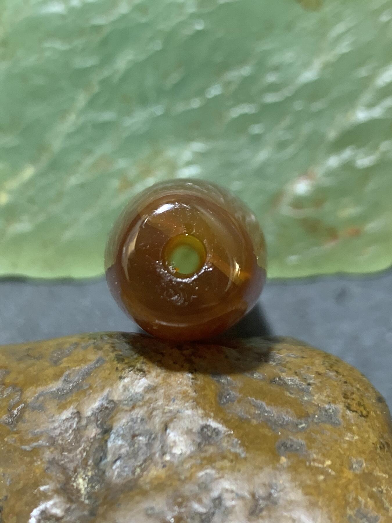 精美亚光高玉化巴西玛瑙手工俏色巧雕仁字桶珠一个