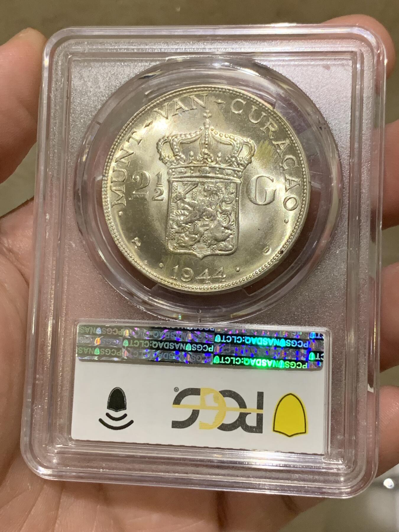 《竞宝斋》第327场 周日，周一，2场连拍 （全场包邮） PCGS MS65 荷属库拉索 1944年2.5盾大银币，一年版。十字曝光，状态极佳。更高分仅有4枚。HA拍卖P盒同分合人民币1864元成交