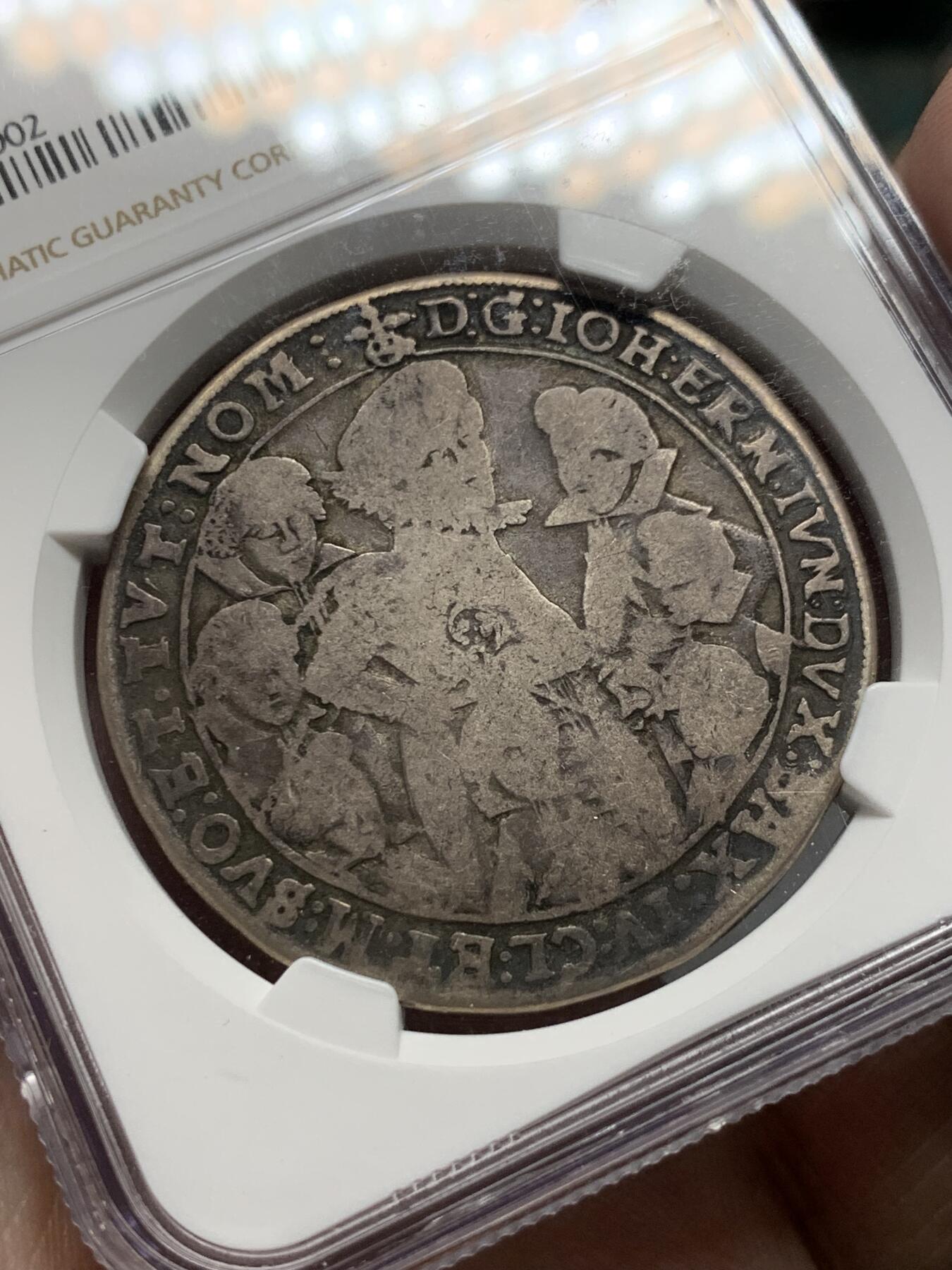《竞宝斋》第327场 周日，周一，2场连拍 （全场包邮） 第三名 NGC VG10 德国 萨克森 1618年 约翰恩斯特和的七兄弟 大泰勒银币 此款外拍就没见过低于300欧的 入盒有分的也没见过