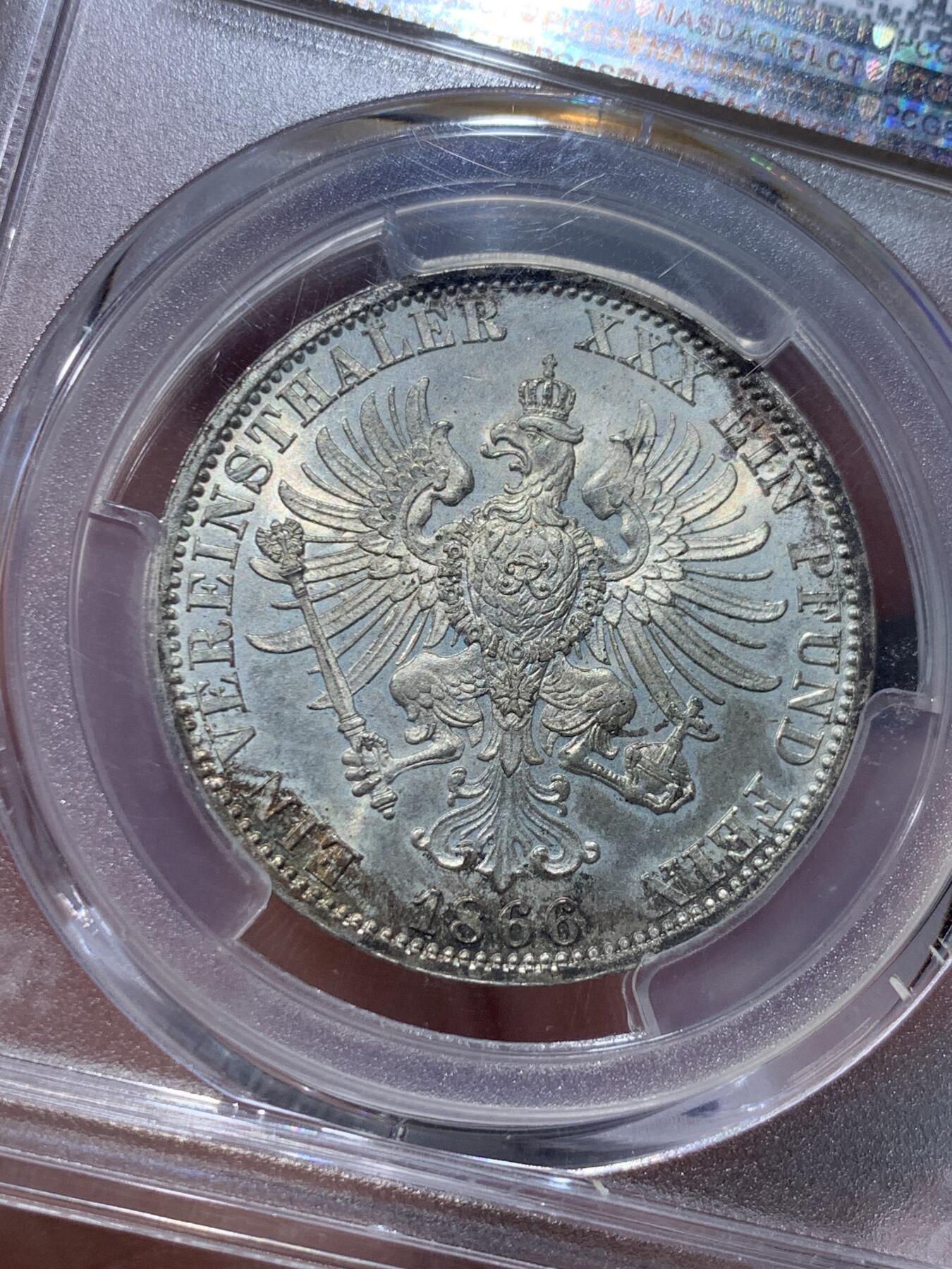 《竞宝斋》第327场 周日，周一，2场连拍 （全场包邮） PCGS MS66 1866年德国普鲁士普奥战争胜利纪念流通1泰勒 蓝绿环彩包浆 不可多得的状态