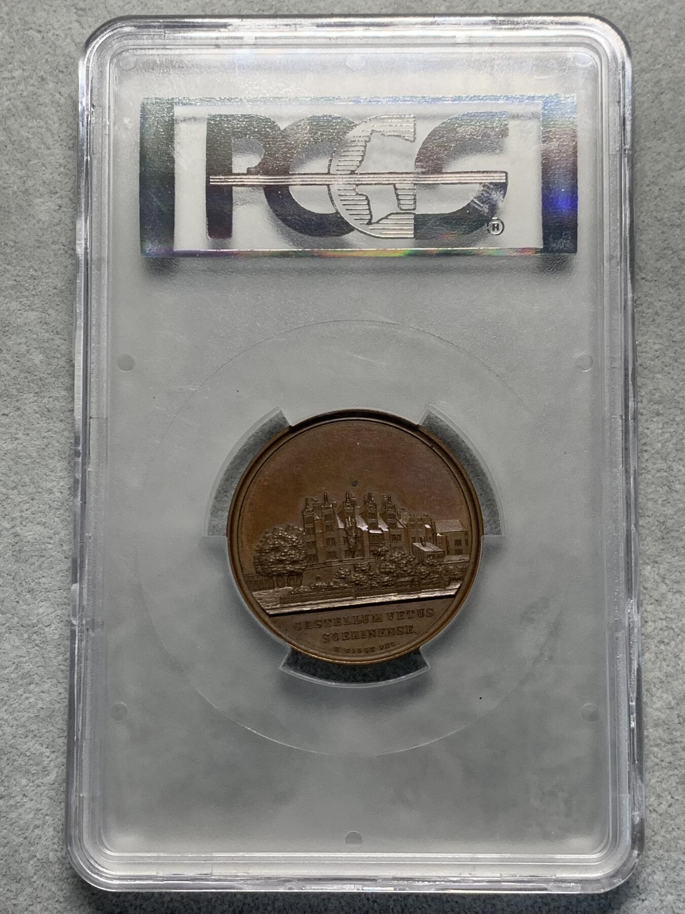 《竞宝斋》第327场 周日，周一，2场连拍 （全场包邮） PCGS SP64 德国 1857 梅克伦堡 什未林城堡新建纪念铜章 双面高浮雕 正反新旧城堡对比 细节满满 大盒封装不可多得