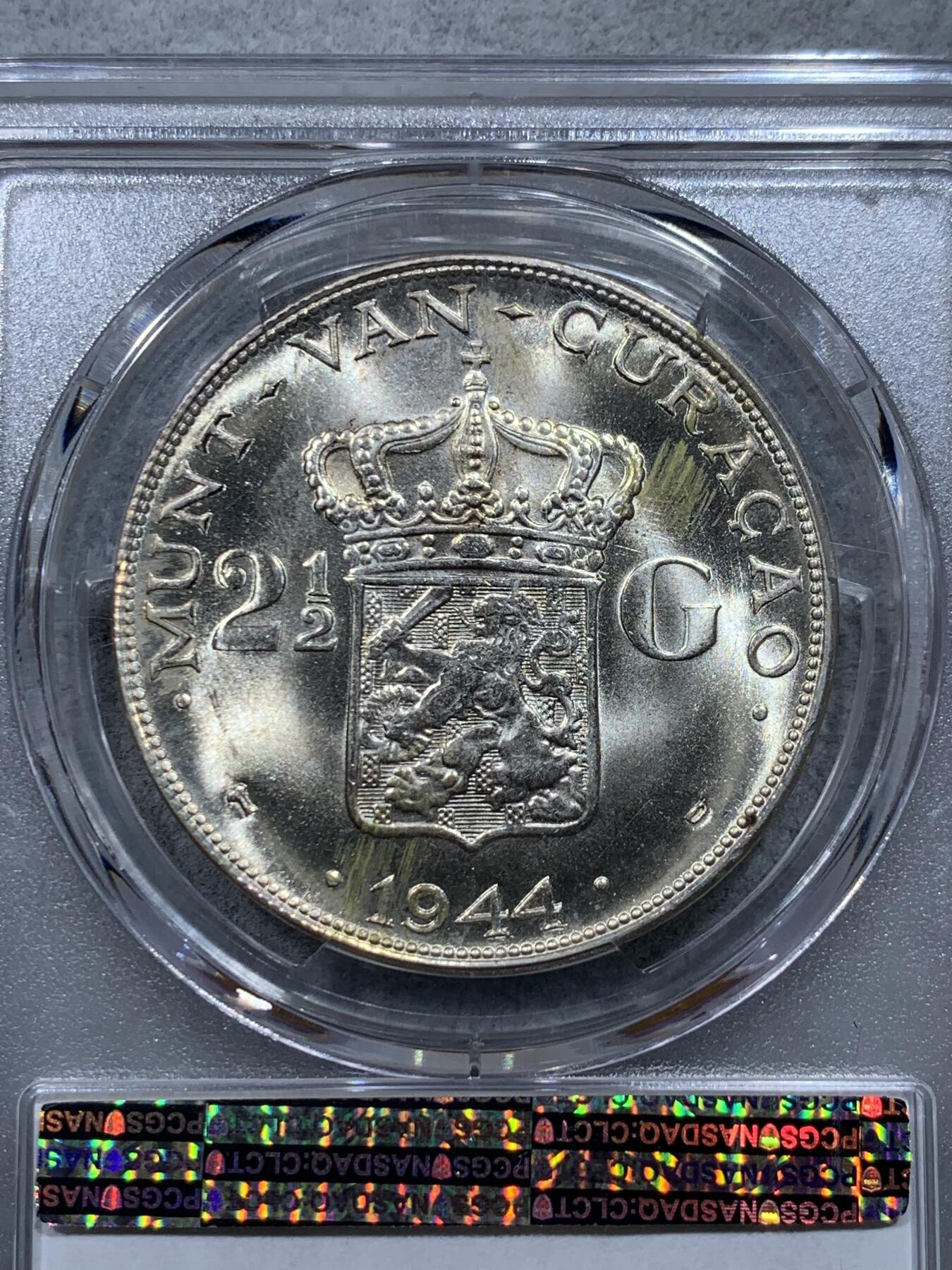 《竞宝斋》第327场 周日，周一，2场连拍 （全场包邮） PCGS MS65 荷属库拉索 1944年2.5盾大银币，一年版。十字曝光，状态极佳。更高分仅有4枚。HA拍卖P盒同分合人民币1864元成交