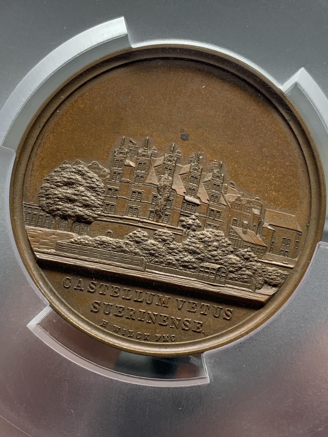《竞宝斋》第327场 周日，周一，2场连拍 （全场包邮） PCGS SP64 德国 1857 梅克伦堡 什未林城堡新建纪念铜章 双面高浮雕 正反新旧城堡对比 细节满满 大盒封装不可多得