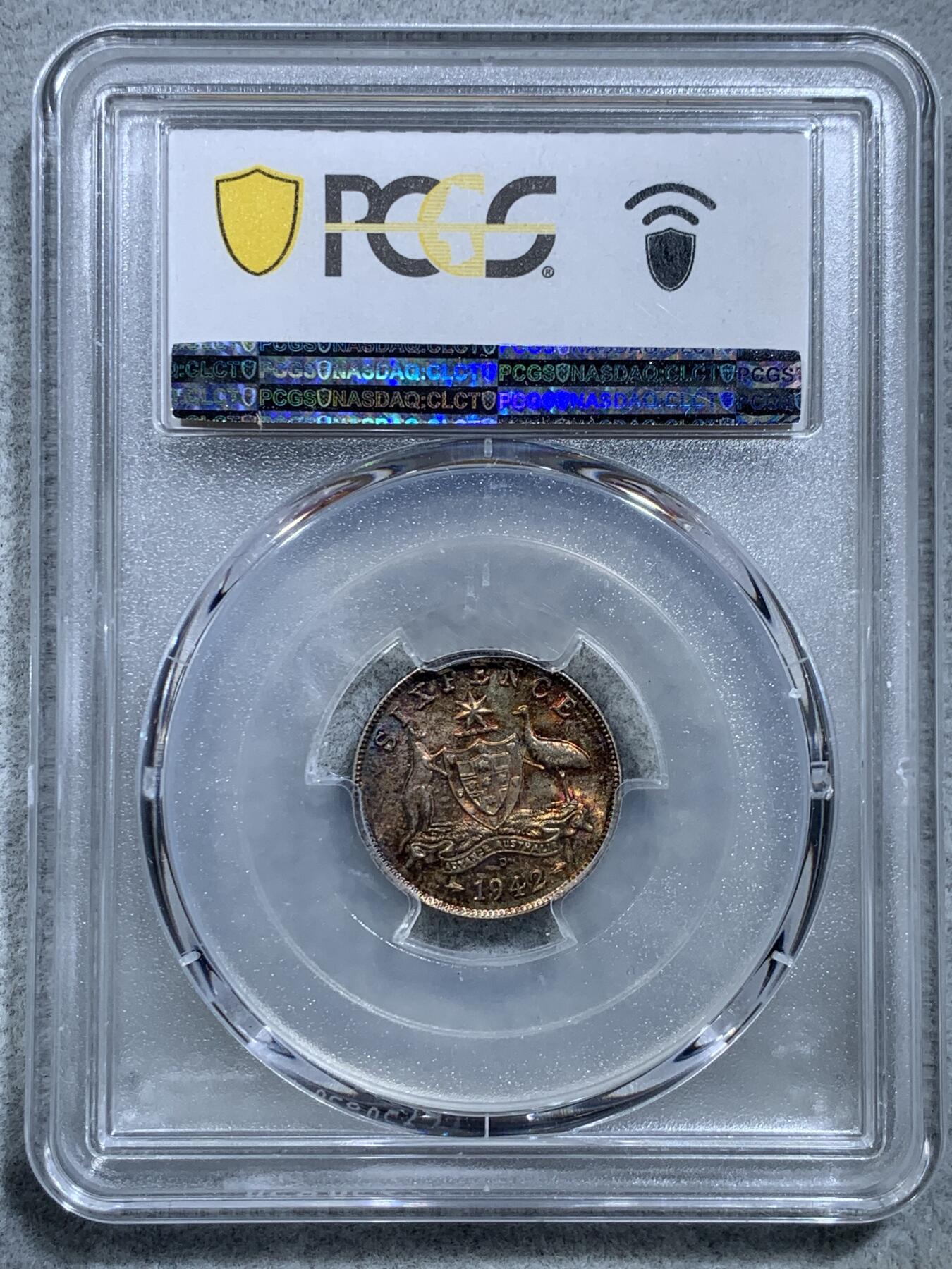 《竞宝斋》第326场 周日，周一，2场连拍 （全场包邮） PCGS MS63 澳大利亚1942年6便士银币，正面金黄环彩，背面五彩斑斓，绚丽如火烧云，美轮美奂。如此完美的五彩包浆实属难得