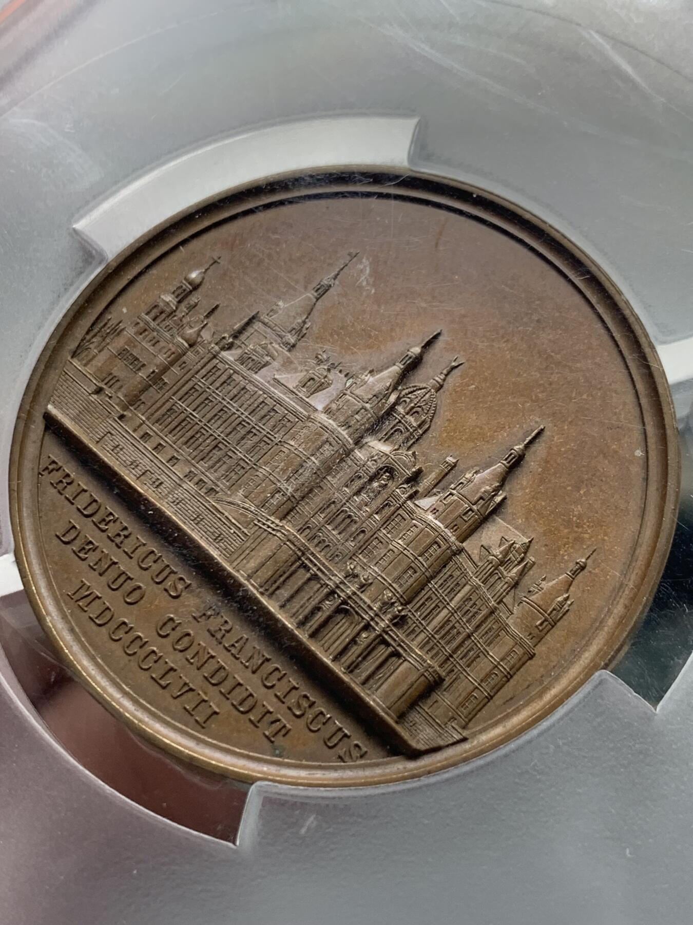 《竞宝斋》第327场 周日，周一，2场连拍 （全场包邮） PCGS SP64 德国 1857 梅克伦堡 什未林城堡新建纪念铜章 双面高浮雕 正反新旧城堡对比 细节满满 大盒封装不可多得