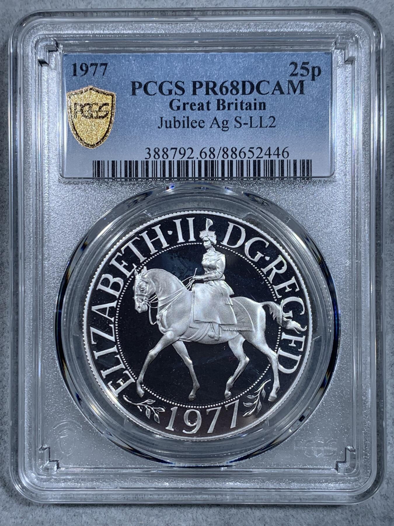 《竞宝斋》第326场 周日，周一，2场连拍 （全场包邮） PCGS PR68DCAM 英国1977年伊丽莎白女王即位25周年（银禧年）5英镑精制纪念银币（女王即位后的首枚纪念银币，古典设计美学！重28.28克，925银，币径38.61MM，盒证齐全）