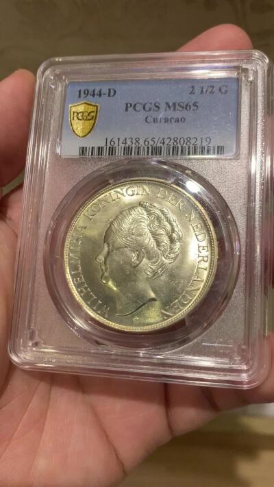 《竞宝斋》第327场 周日，周一，2场连拍 （全场包邮） PCGS MS65 荷属库拉索 1944年2.5盾大银币，一年版。十字曝光，状态极佳。更高分仅有4枚。HA拍卖P盒同分合人民币1864元成交