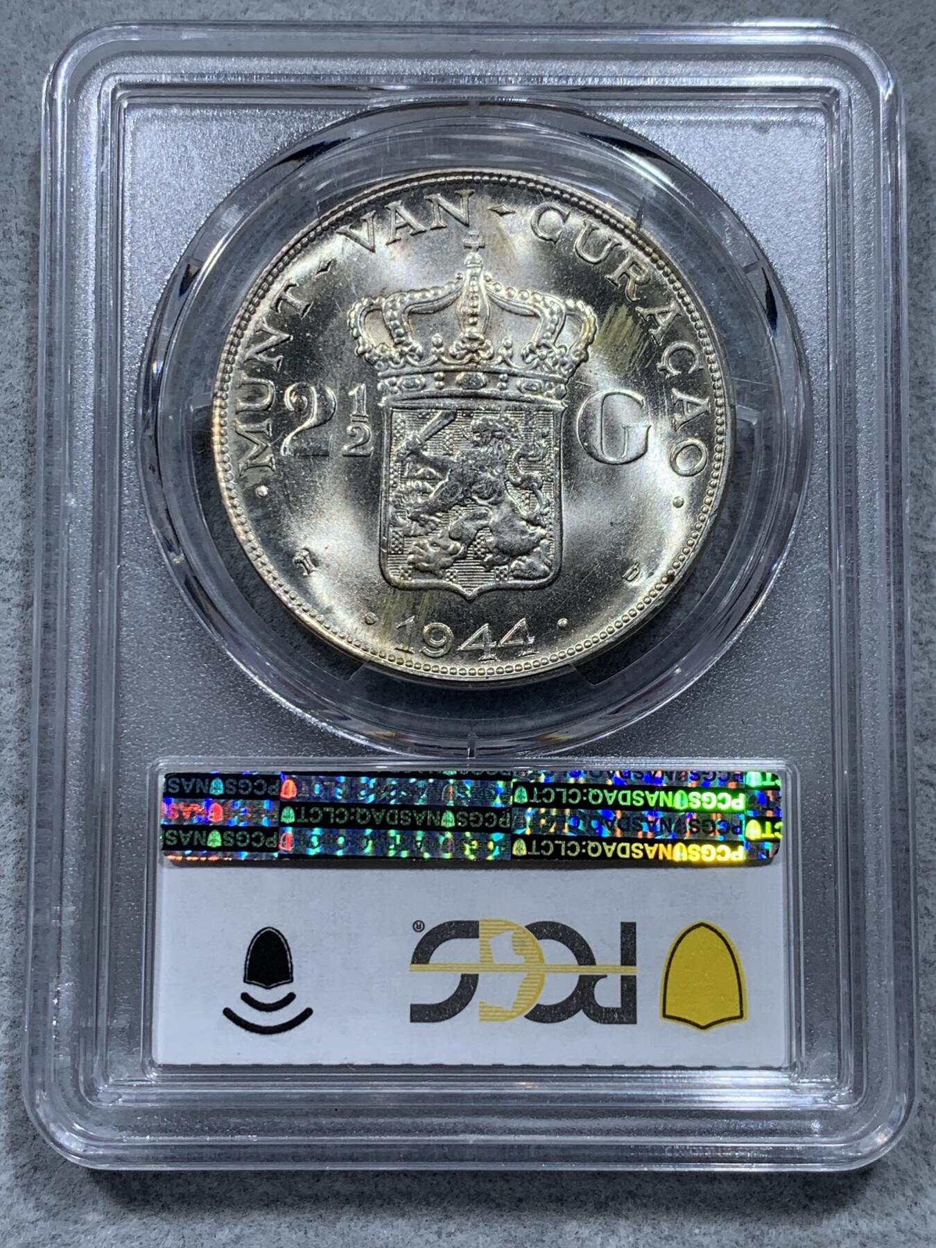 《竞宝斋》第327场 周日，周一，2场连拍 （全场包邮） PCGS MS65 荷属库拉索 1944年2.5盾大银币，一年版。十字曝光，状态极佳。更高分仅有4枚。HA拍卖P盒同分合人民币1864元成交