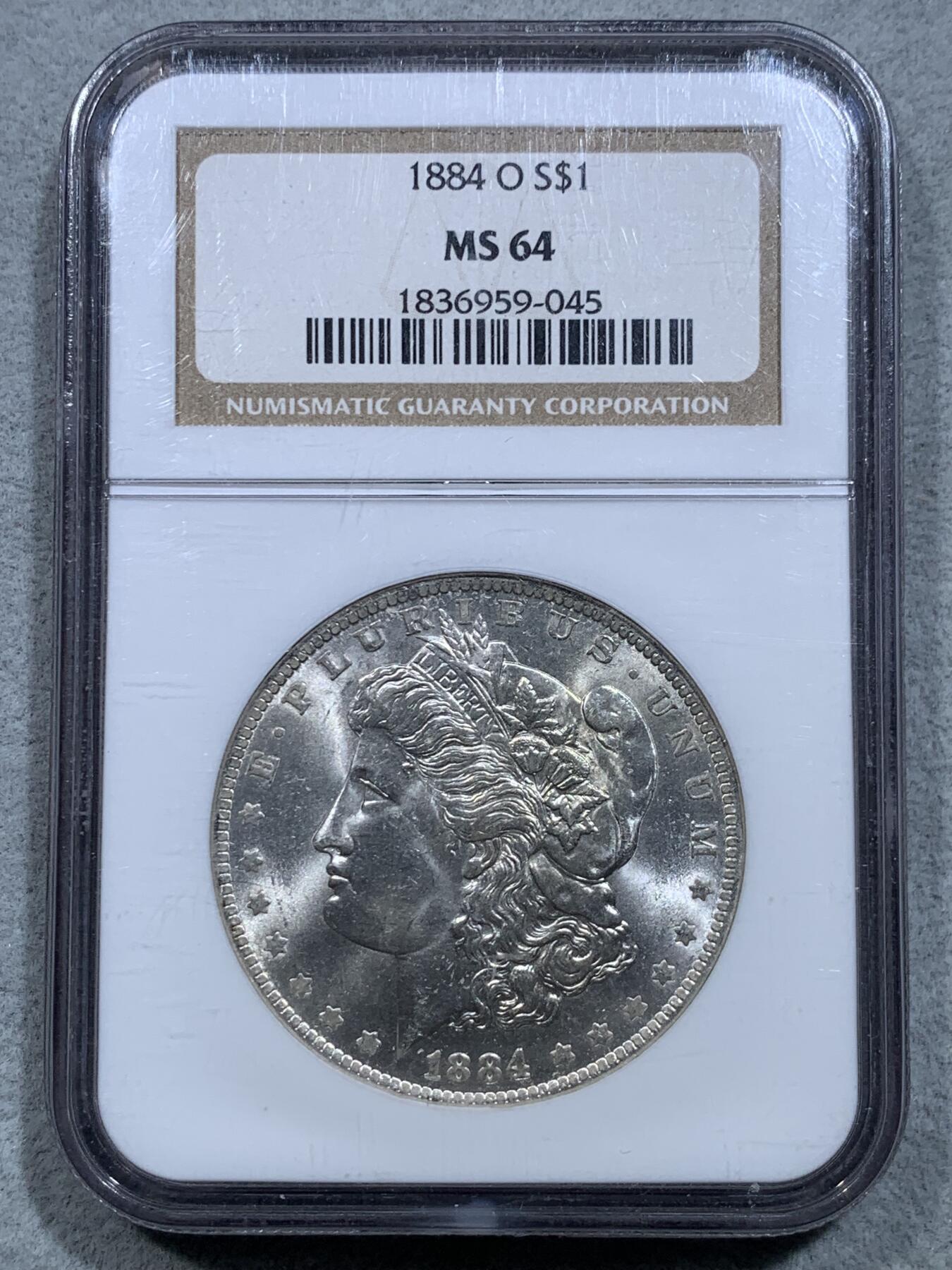《竞宝斋》第326场 周日，周一，2场连拍 （全场包邮） NGC  MS64  美国1884年O版摩根银币，ngc老盒严评，无官网图，但终身保真。两面爆霜底板，出厂状态银霜，脸部无明显伤很少见。状态好于分数。