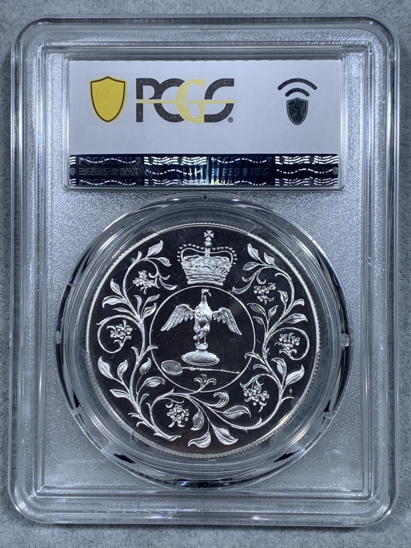 《竞宝斋》第326场 周日，周一，2场连拍 （全场包邮） PCGS PR68DCAM 英国1977年伊丽莎白女王即位25周年（银禧年）5英镑精制纪念银币（女王即位后的首枚纪念银币，古典设计美学！重28.28克，925银，币径38.61MM，盒证齐全）